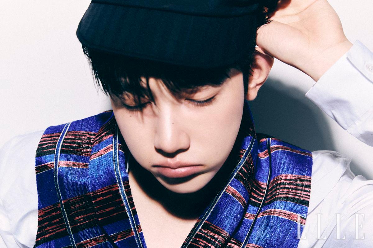 화이트 셔츠와 베스트는 모두 DIOR. 블랙 헤드기어는 AWESOME NEEDS. 