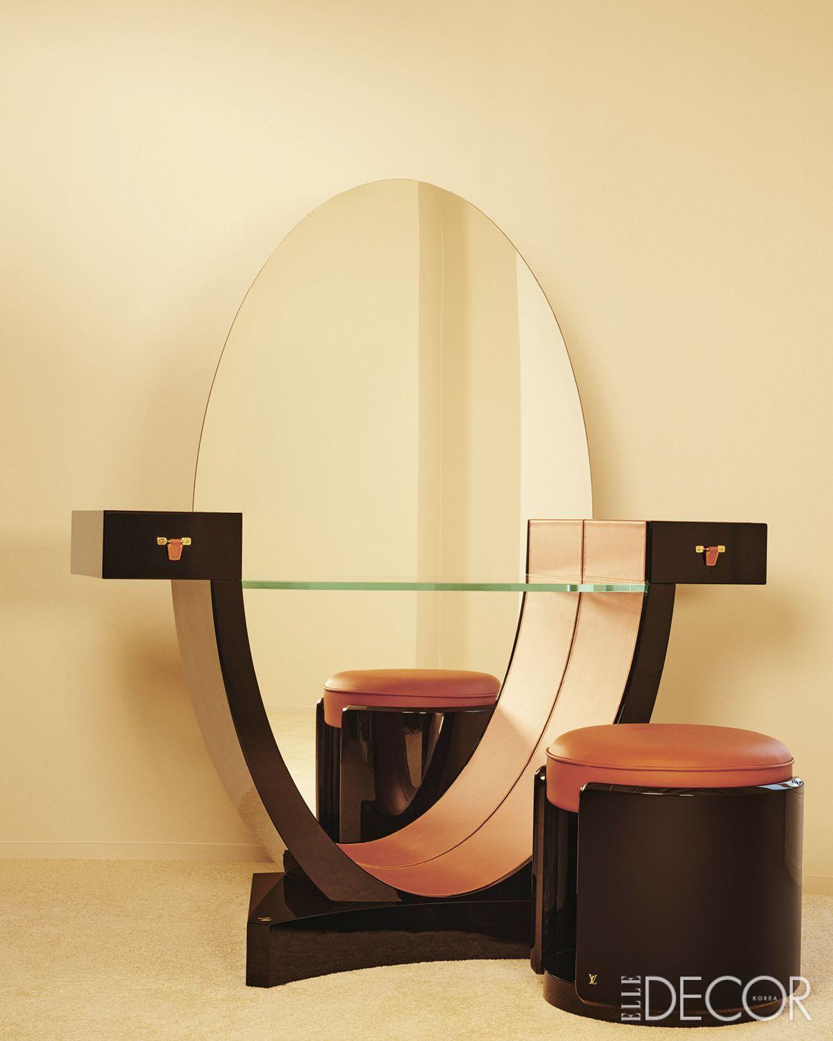 1921년 르그랭이 디자인한 메종 최초의 가구, 셀레스트 드레싱 테이블(Ce′leste Dressing Table). 