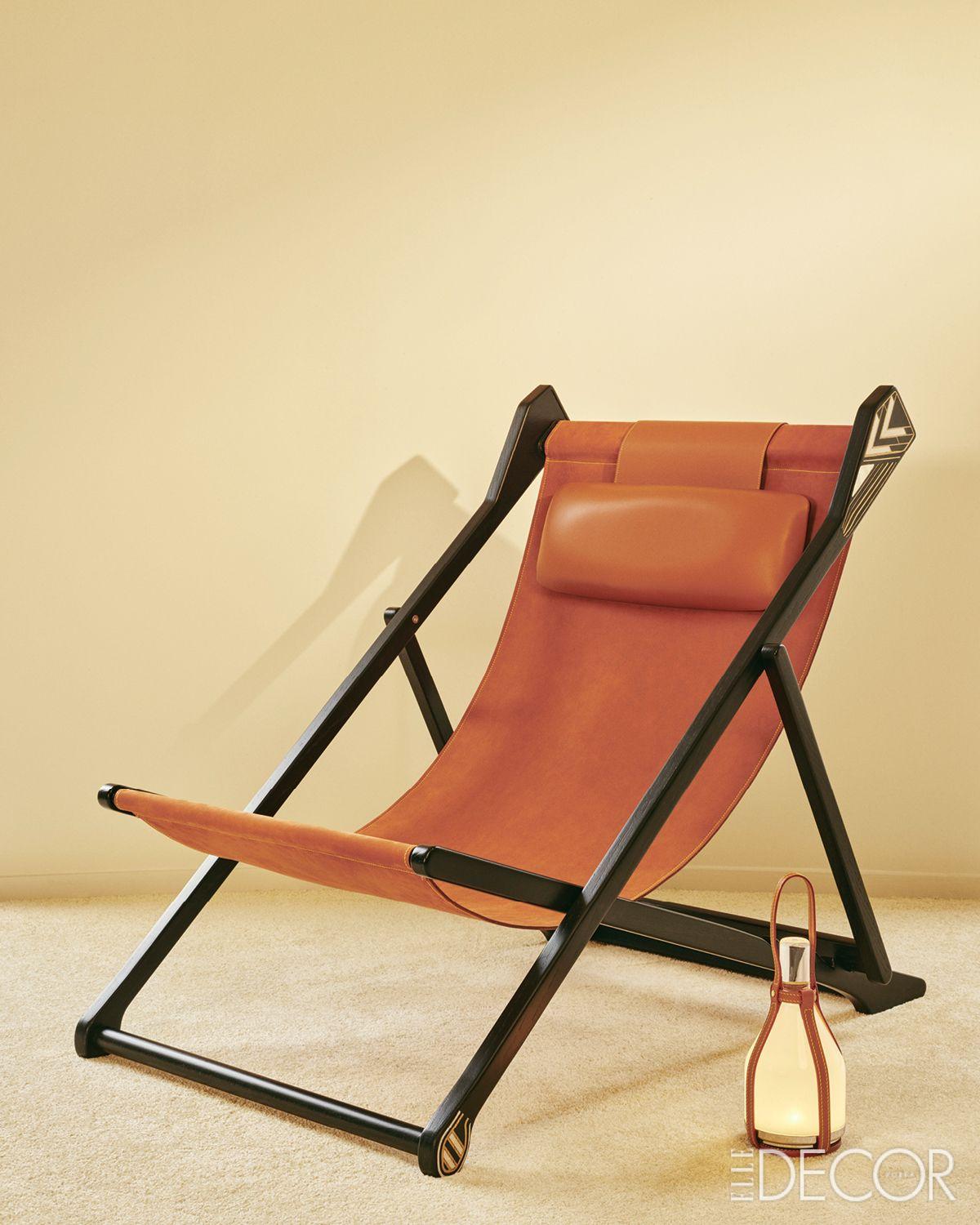 검은 프레임에 카우하이드 시트가 걸린 리비에라 실리엔 체어(Riviera Chaise Longue). 