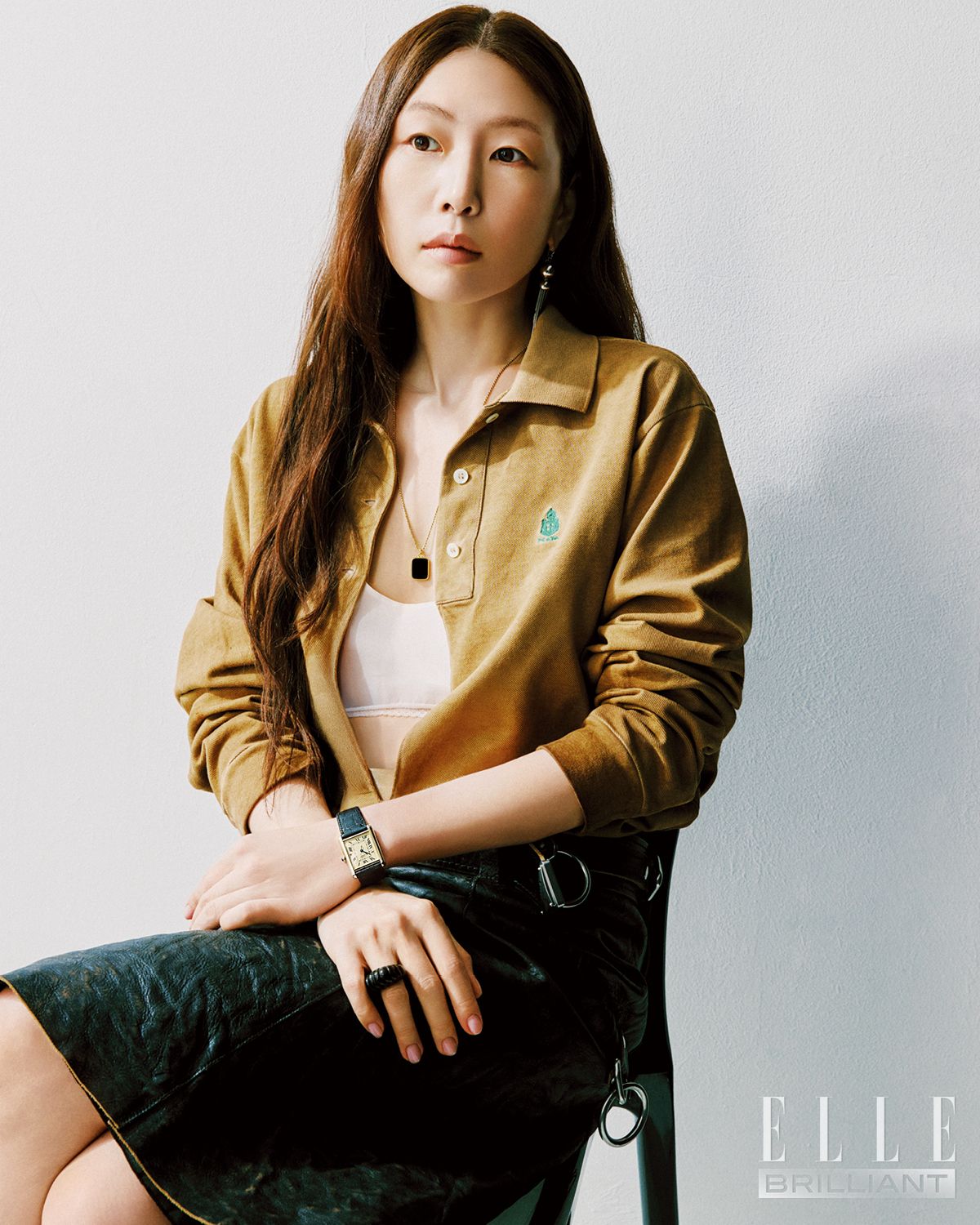 소피부하이 이어링과 소피 빌 브라헤 네크리스와 링, 빈티지 까르띠에 워치, 프라다 셔츠와 스커트는 모두 본인 소장품.