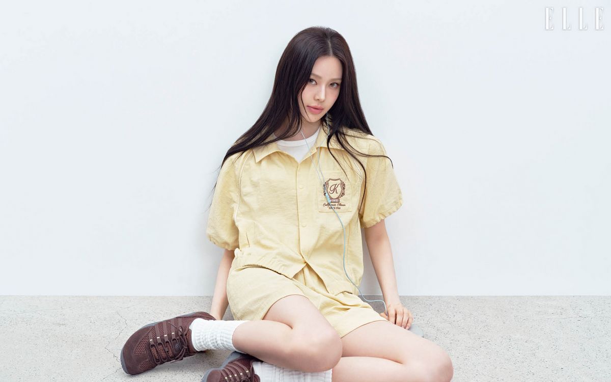시어서커 볼륨 셔츠와 쇼츠, 가벼운 착용감이 돋보이는 클래식 아쿠아 스니커즈는 모두 K-SWISS. 이너 톱과 삭스는 모두 스타일리스트 소장품.