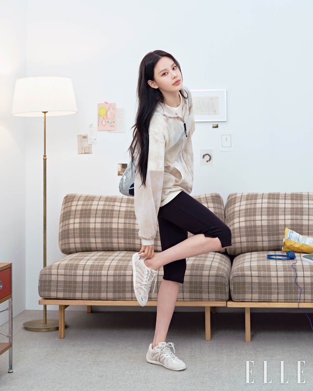시어 소재의 K 윈드 재킷과 60th 쉴드 플라워 그래픽 티셔츠, 로우 프로파일 디자인의 코네호 레이서 스니커즈는 모두 K-SWISS. 블랙 팬츠와 네크리스는 모두 스타일리스트 소장품.