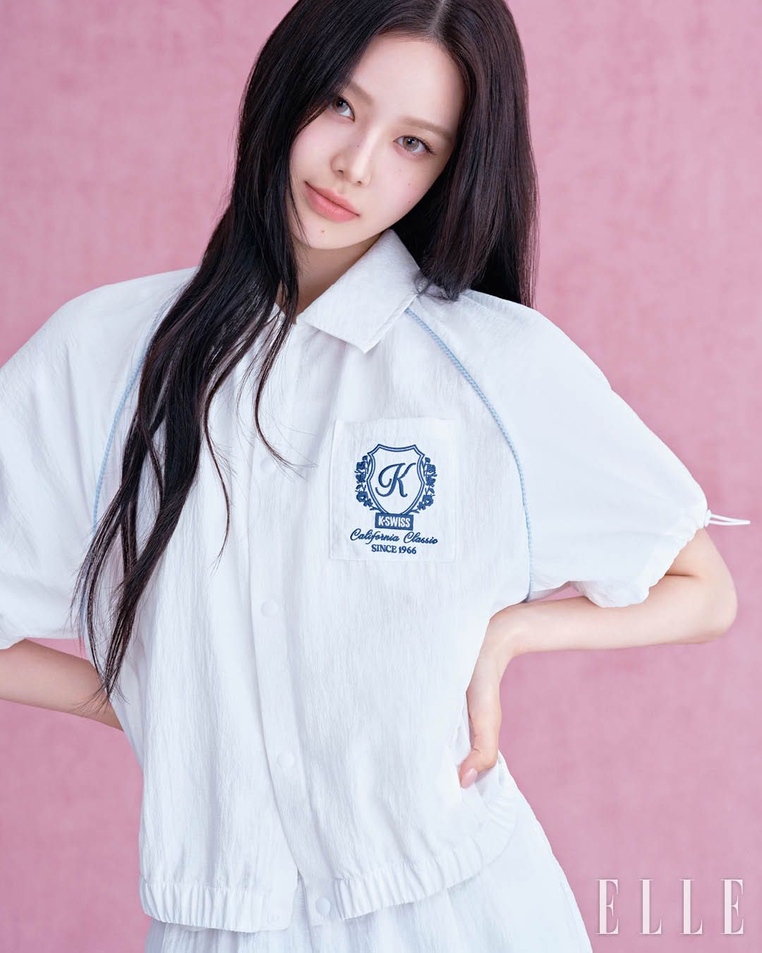 자수 디테일이 돋보이는 시어서커 볼륨 셔츠와 쇼츠는 모두 K-SWISS.