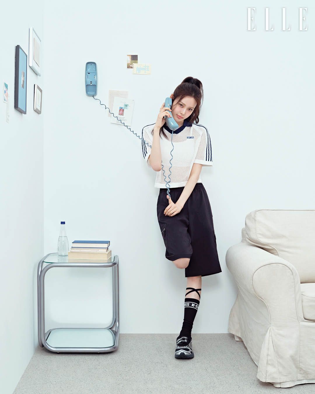 스트라이프 카라 크로셰 폴로셔츠와 버뮤다 우븐 팬츠, 메시 소재의 코네호 메리제인 스니커즈, 리본 니삭스는 모두 K-SWISS. 이너 톱은 스타일리스트 소장품.