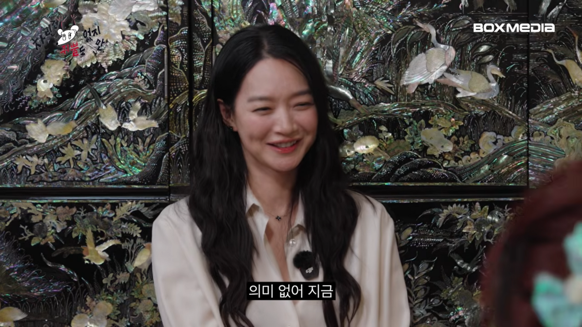 결혼을 주제로 이야기하는 신민아와 이영지 