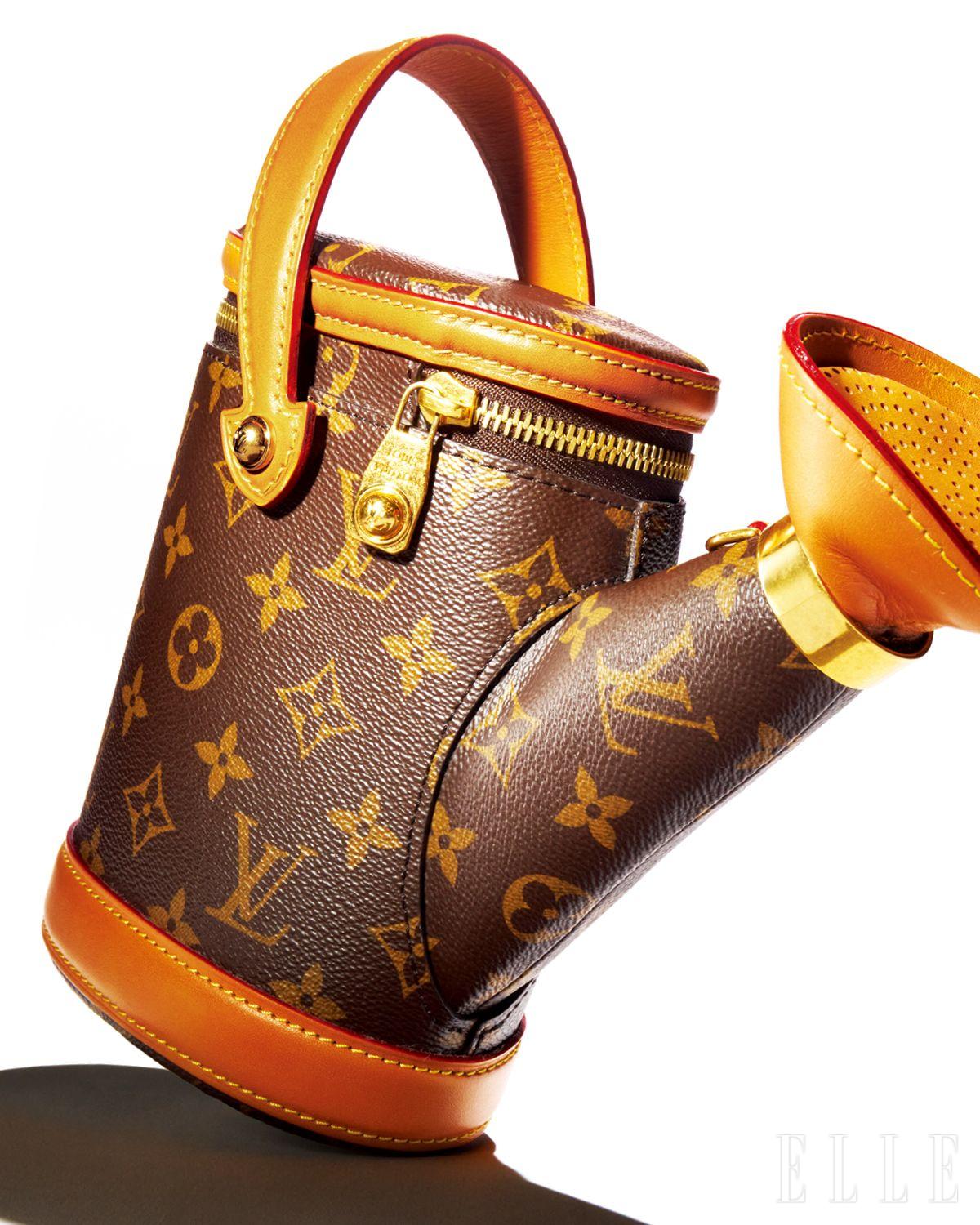 물뿌리개를 완벽하게 재현한 ‘워터링 캔 백’은 6백만원대, Louis Vuitton.