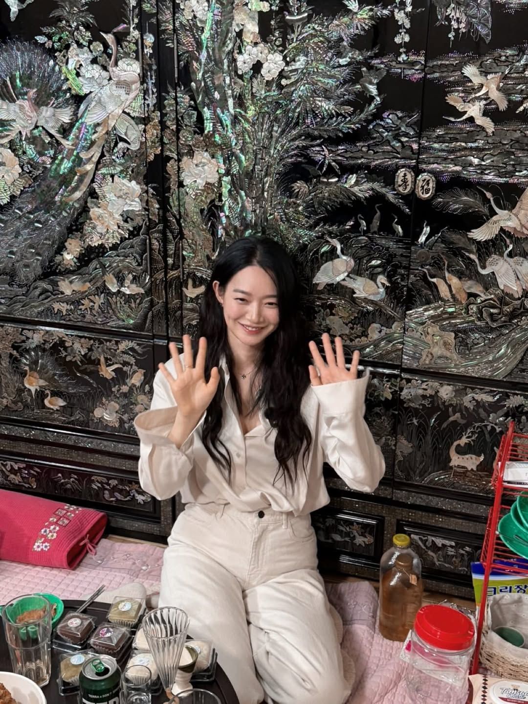신민아가 공개한 <차린 건 쥐뿔도 없지만> 비하인드컷