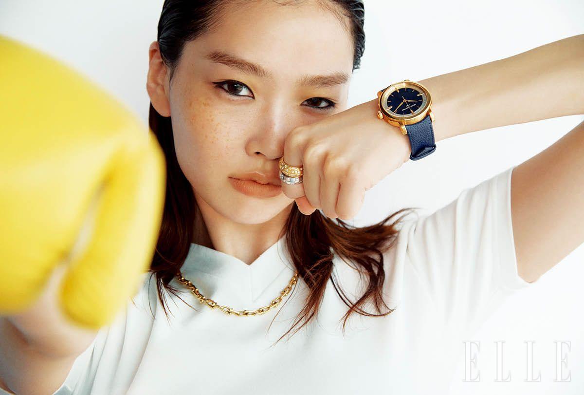 슬리브리스 톱은 Balenciaga.
