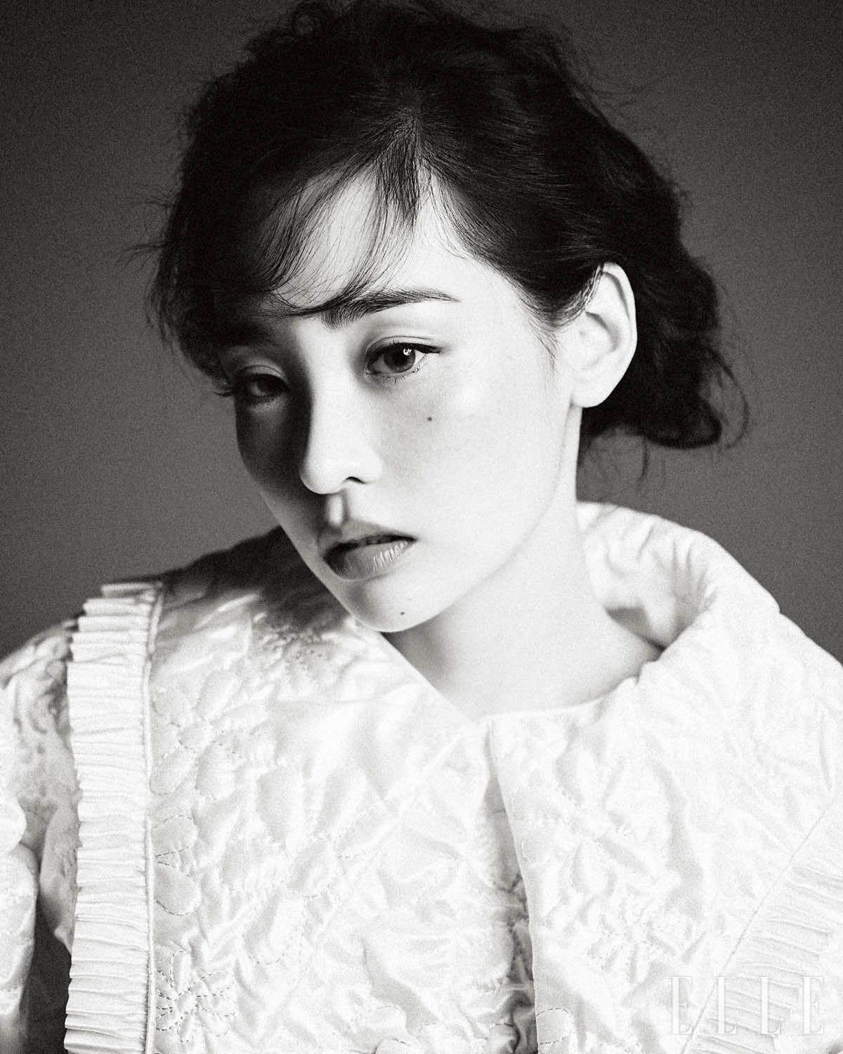 과장된 퍼프 소매의 퀼팅 재킷은 Gyouree Kim.
