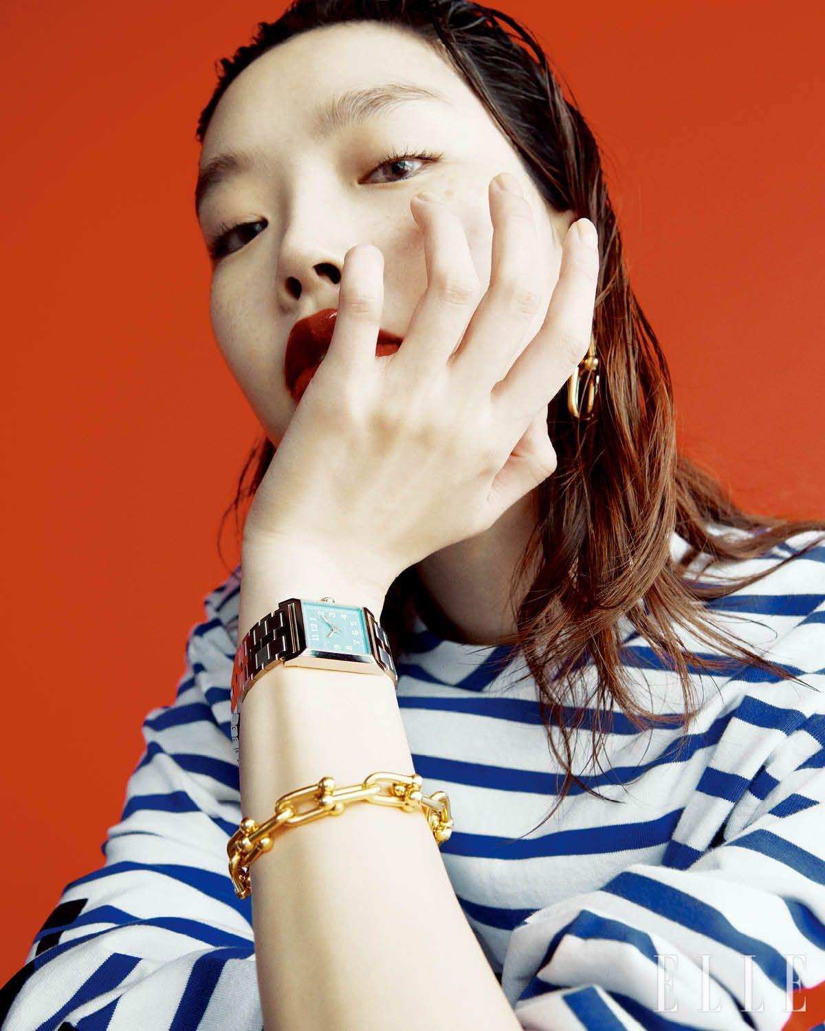 톱은 Acne Studios.