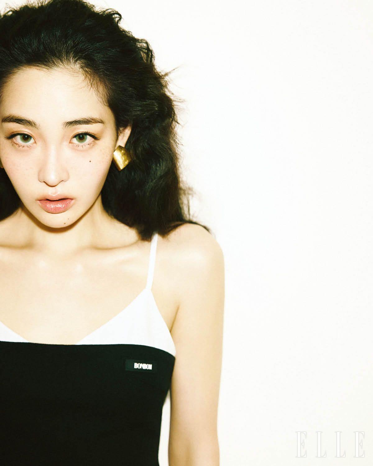 크롭트 톱은 Bonbom. 커브 귀고리는 Ozel.