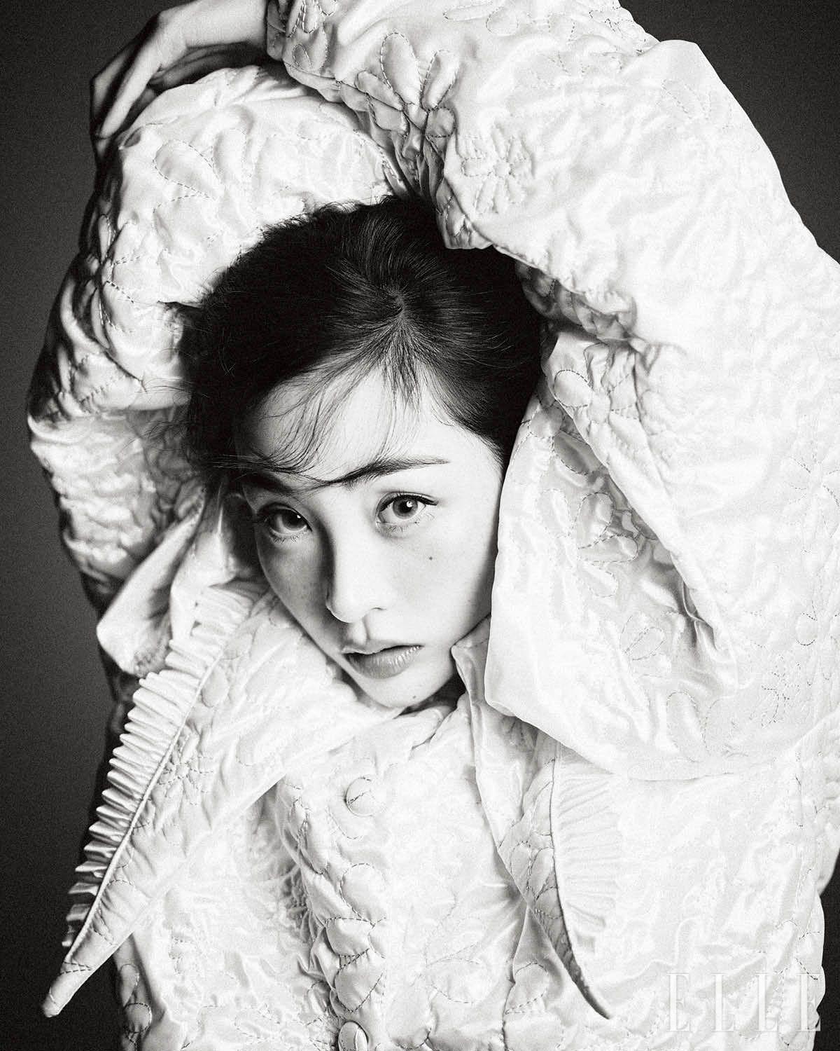 과장된 퍼프 소매의 퀼팅 재킷은 Gyouree Kim.