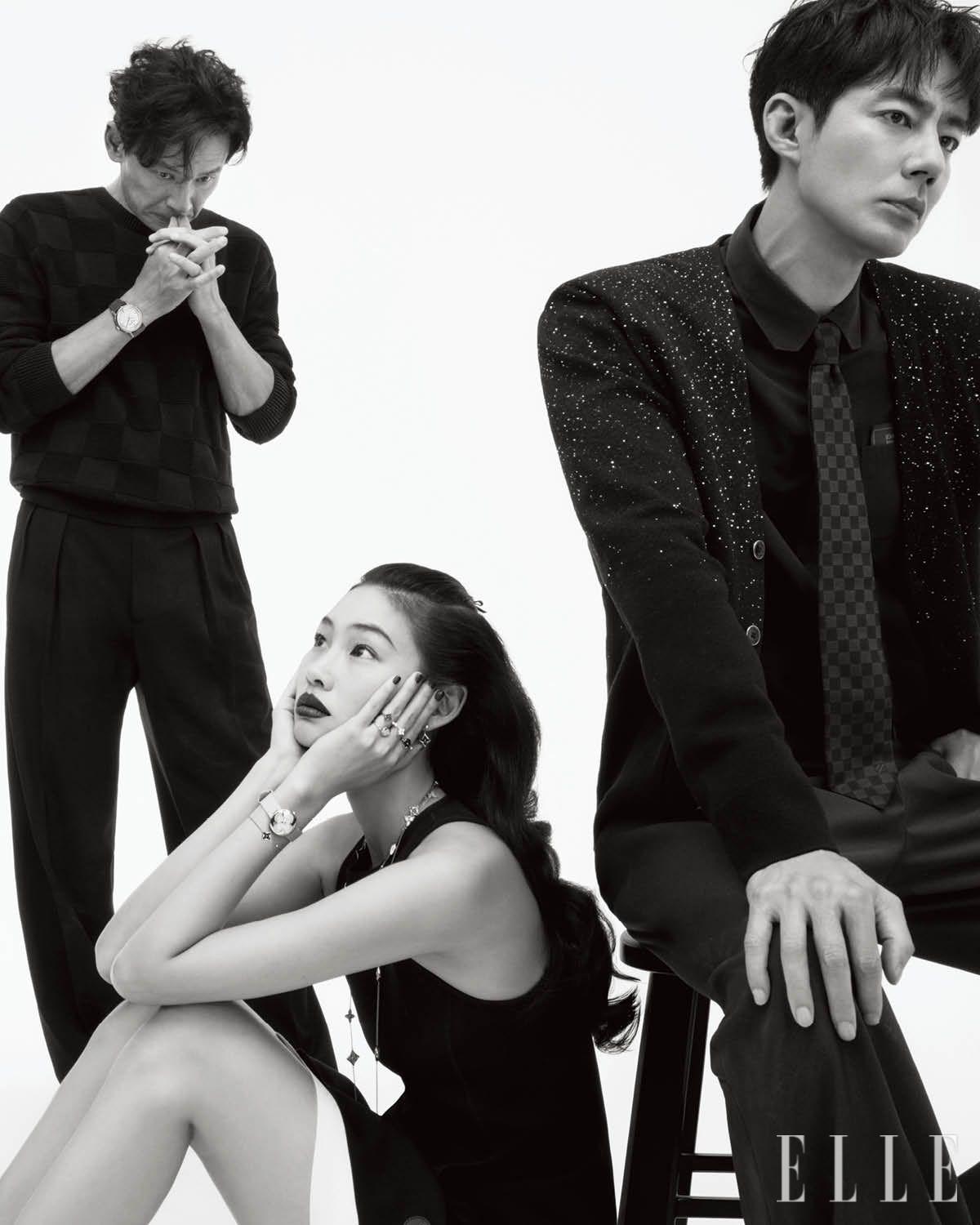 황정민이 착용한 핑크골드 케이스의 실버 다이얼이 돋보이는 에스칼 39mm 워치, 톱과 팬츠는 모두 Louis Vuitton. 정호연이 착용한 화이트 자개 다이얼의 컬러 블라썸 워치와 컬러 블라썸 BB 스타 브레이슬릿, 검지에 착용한 컬러 블라썸 미니 선 링, 중지에 착용한 미니 스타 링, 약지에 착용한 미니 스타 링, 미니 선 링, 핑크골드 컬러 블라썸 BB 스타 이어 스터드, 핑크골드에 말라카이트를 세팅한 컬러 블라썸 BB 멀티 모티프 쇼트 네크리스, 롱 네크리스, 드레스는 모두 Louis Vuitton. 조인성이 입은 시퀸 디테일의 카디건과 셔츠, 팬츠, 타이는 모두 Louis Vuitton.