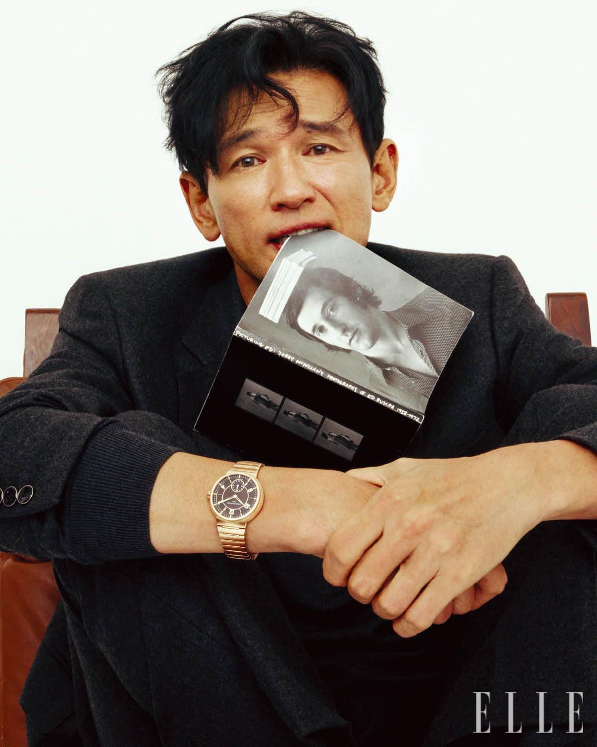 핑크골드 케이스의 브라운 다이얼 땅부르 40mm 워치, 캐시미어 블렌드 가스통 재킷과 팬츠, 크루넥 톱은 모두 Louis Vuitton.