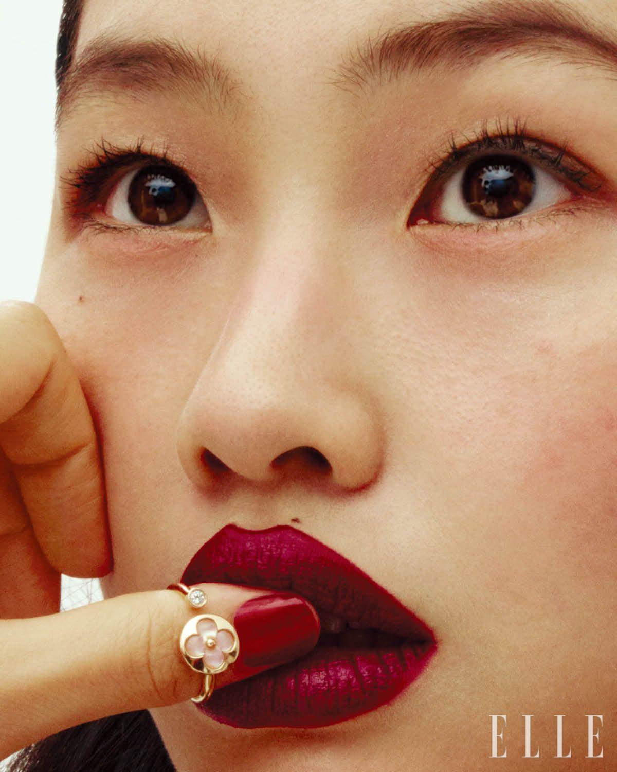 핑크골드에 자개와 다이아몬드를 세팅한 컬러 블라썸 미니 선 링은 Louis Vuitton.