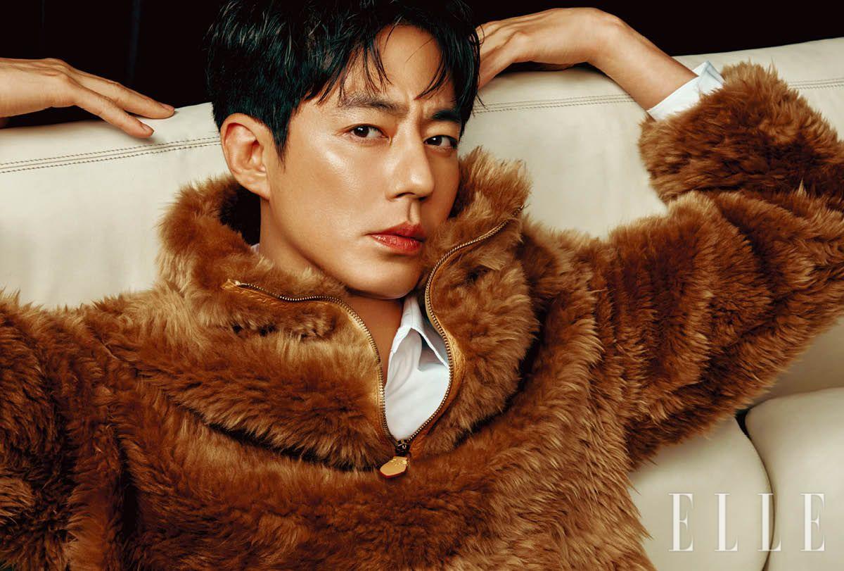 시어링 소재의 하프 집업 아노락과 셔츠는 모두 Louis Vuitton. 