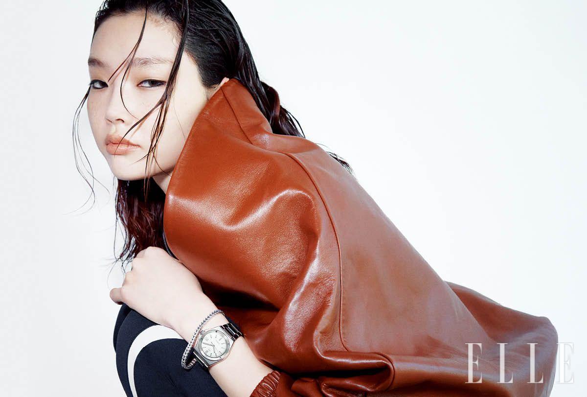 레더 재킷과 팬츠는 모두 Balenciaga.