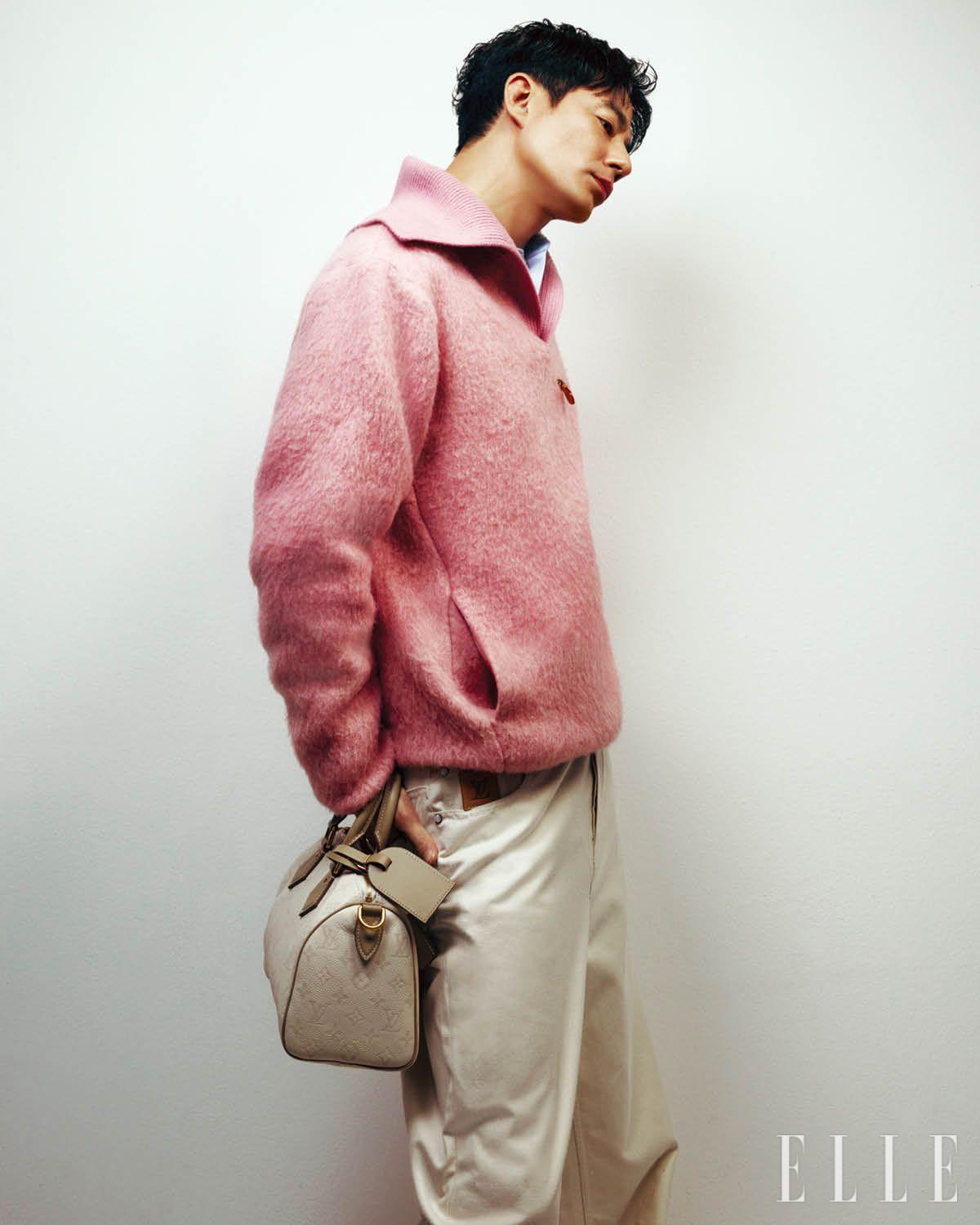 풀오버 니트 톱과 셔츠, 실크 블렌드 팬츠, 스피디 P9 반둘리에 25 백은 모두 Louis Vuitton.