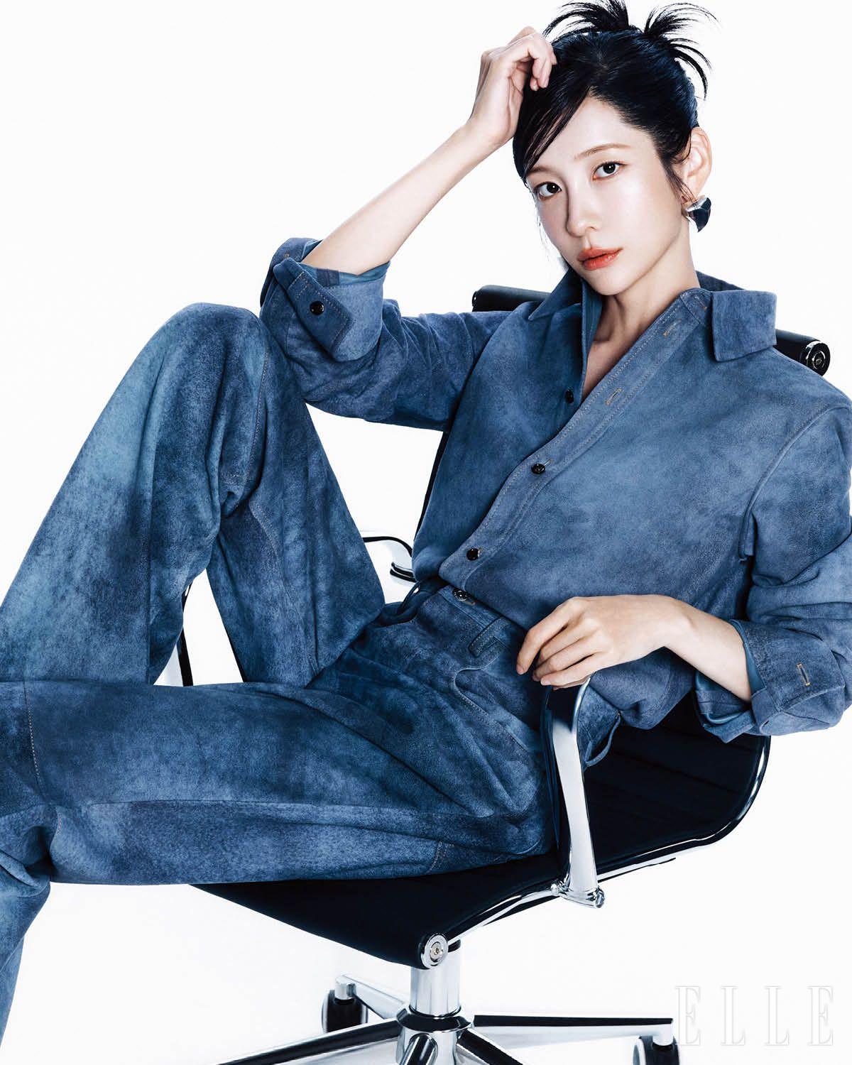 지현이 입은 스웨이드 셔츠와 팬츠, 볼드한 귀고리는 모두 Bottega Veneta. 