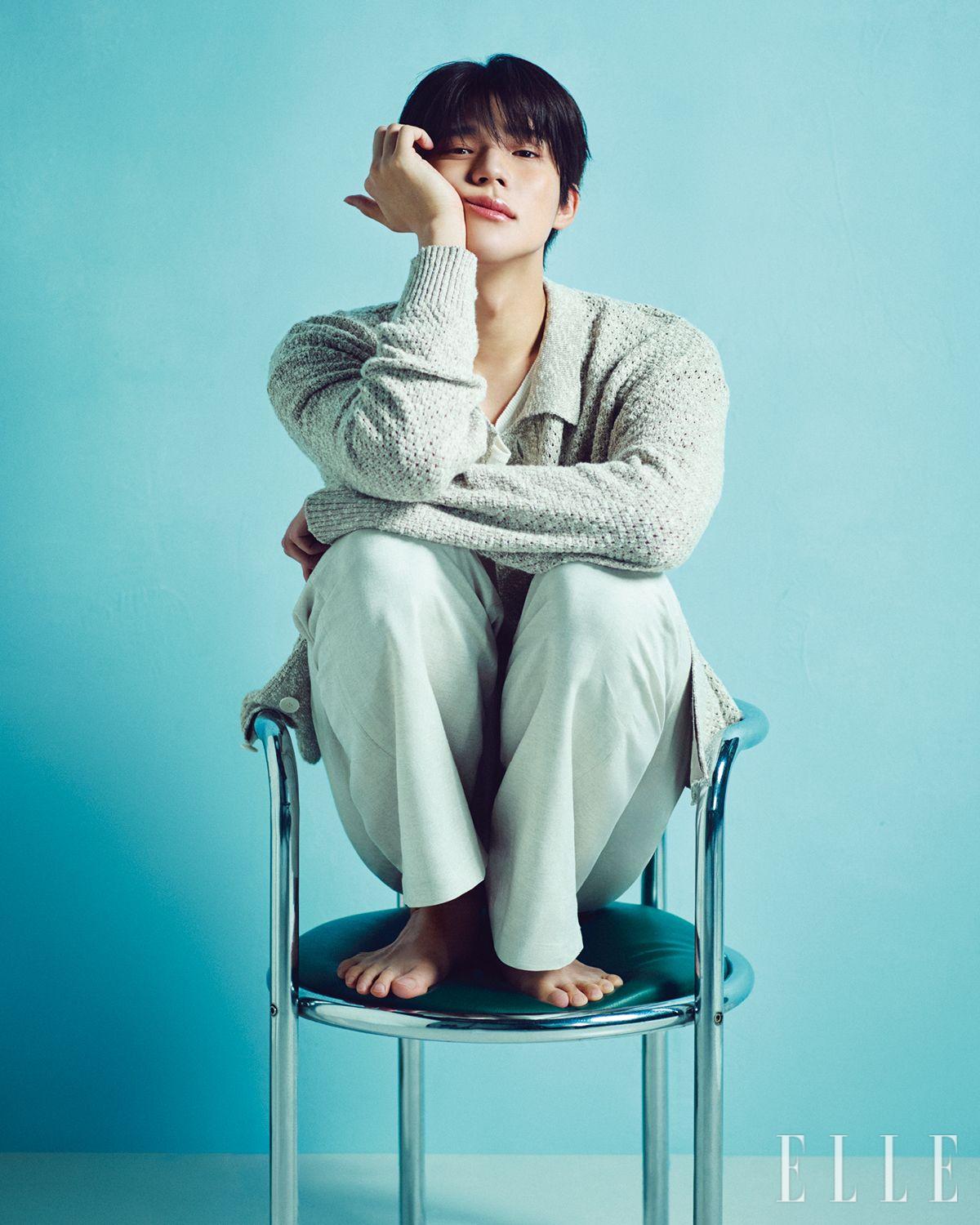  이토록 ‘쿨’한 문상민의 ‘장꾸’ 모멘트! 더블 웨어 스킨 핏 쿠션으로 피부 결을 벨벳처럼 정돈하고 퓨처리스트 블러쉬 메이커, 스톨른 글랜스를 양볼에 가볍게 터치해 은은한 생기를 더한다. 입술에 퓨어 컬러 젤리 글로우 오일, 01 체리 펀치로 싱그러운 핑크빛 혈색을 부여하면 룩 완성. 사용 제품은 모두 Estēe Lauder. 카디건은 Kume. 이너 웨어로 입은 톱은 Zara. 팬츠는 Lmood.