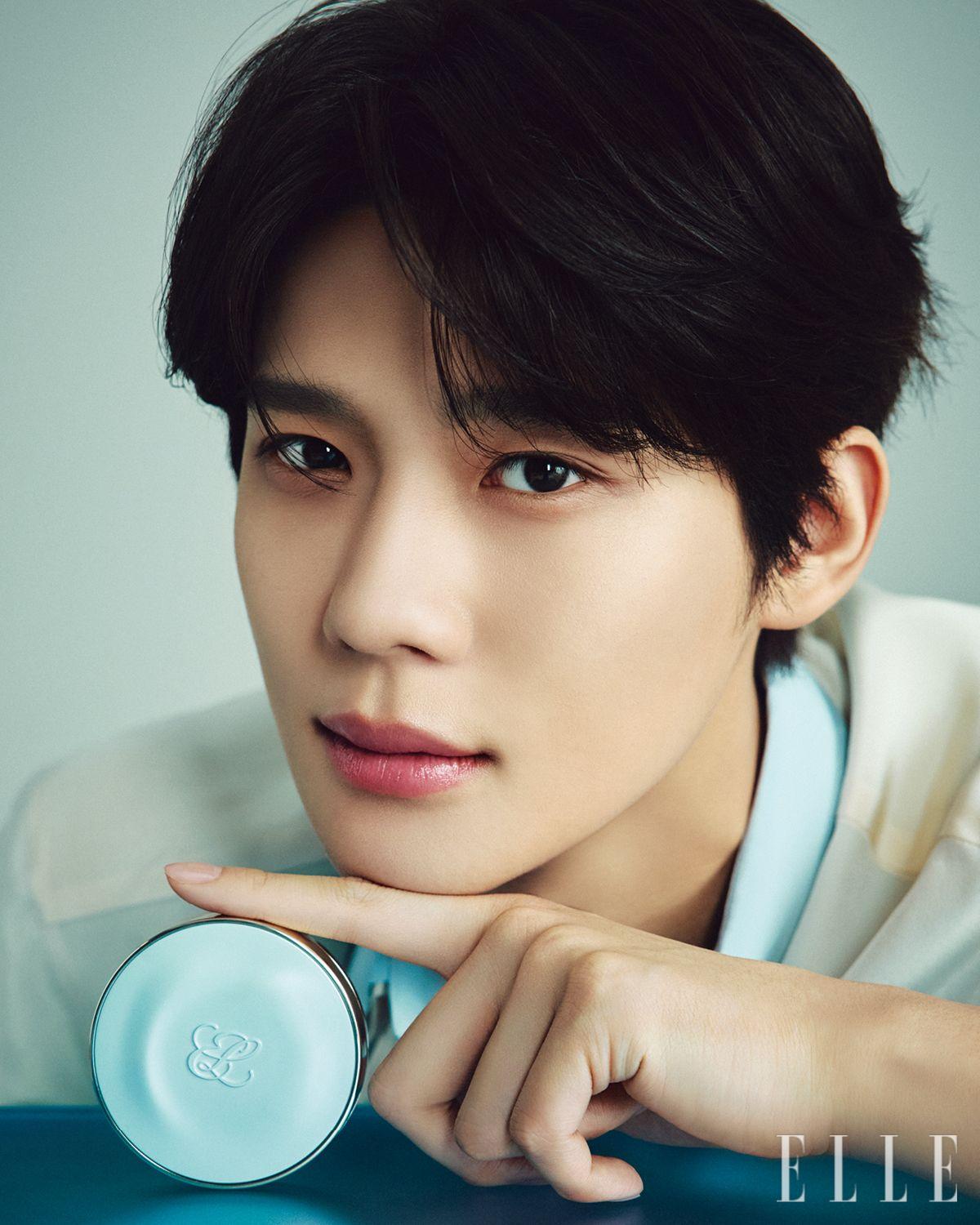 문상민의 결점 없는 피부를 매끈하고 고르게 정돈해 준 더블 웨어 스킨 핏 쿠션, 7만8천원대, Estēe Lauder.