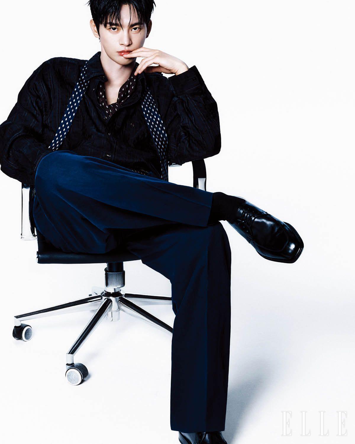 인국이 입은 셔츠와 팬츠, 타이, 스카프와 슈즈, 벨트는 모두 Ferragamo.