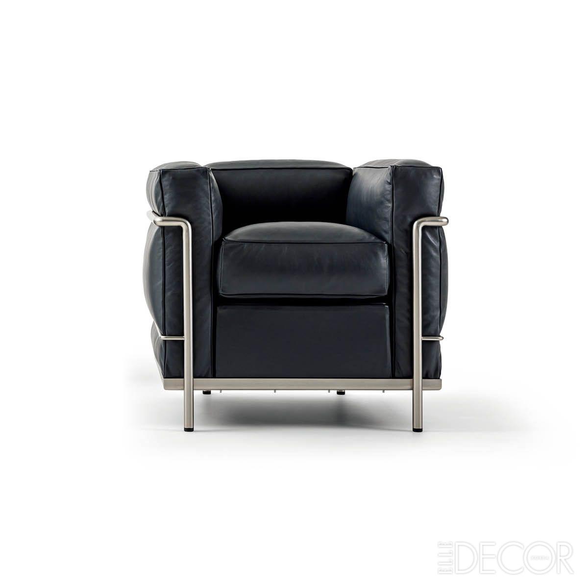 ‘Fauteuil Grand Confort, Petit Mode‵le’ 과 ‘Fauteuil Grand Confort, Grand Mode′le’ 구조를 드러낸 금속 프레임과 풍성한 쿠션의 대비는 르 코르뷔지에 컬렉션의 핵심 조형 언어다.