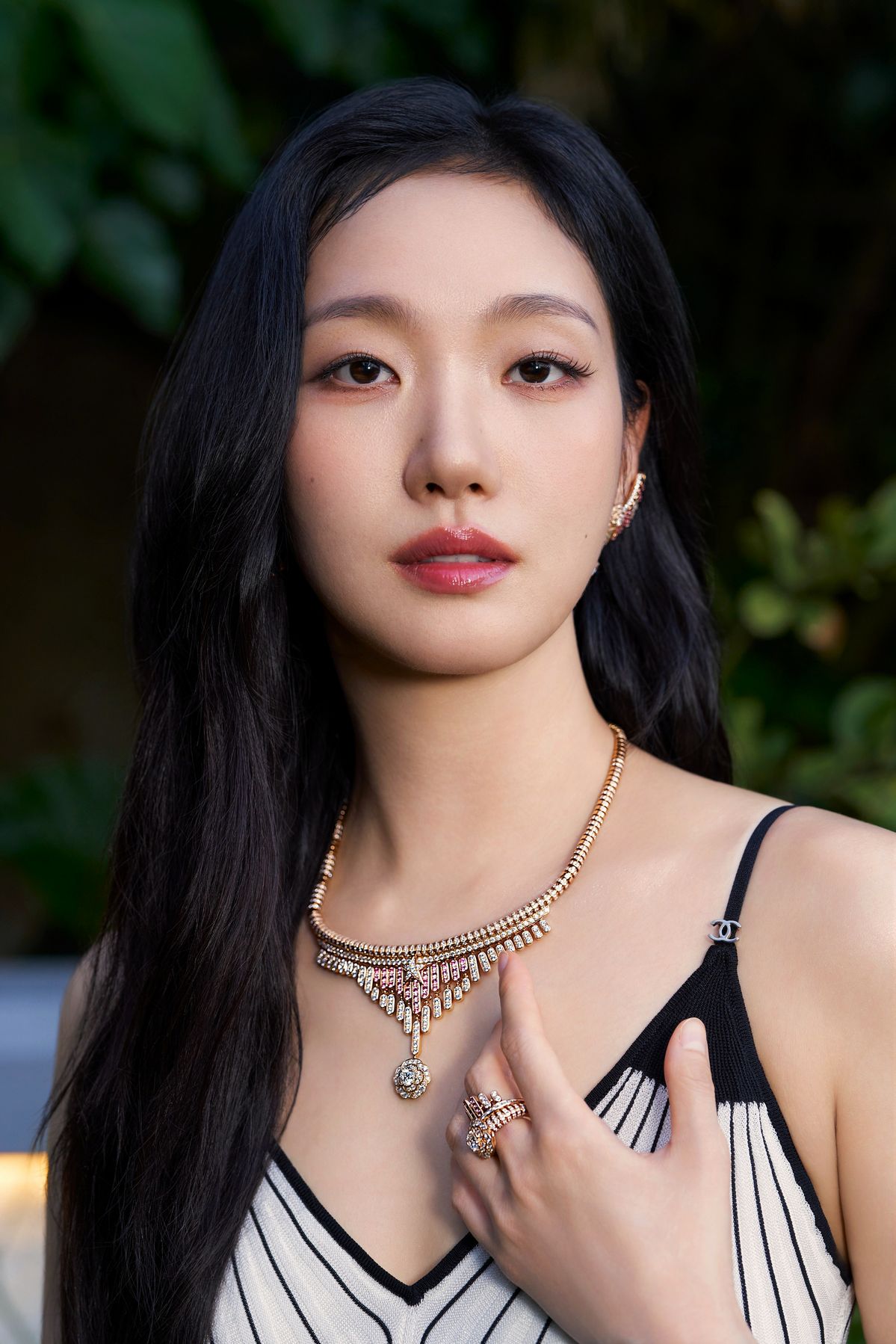 '레 심볼(Les Symboles)'컬렉션의 심볼 까멜리아 네크리스와 링, 이어링을 착용한 김고은.