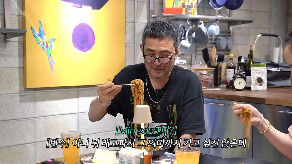 두부면으로 만든 비빔국수 맛보는 최민수 