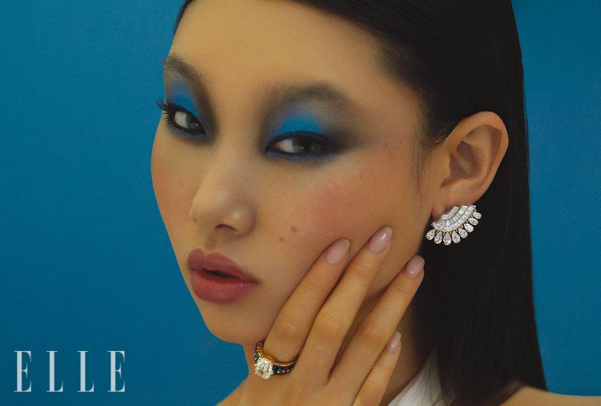 홀터넥 드레스는 Costarellos by Maison Reve.