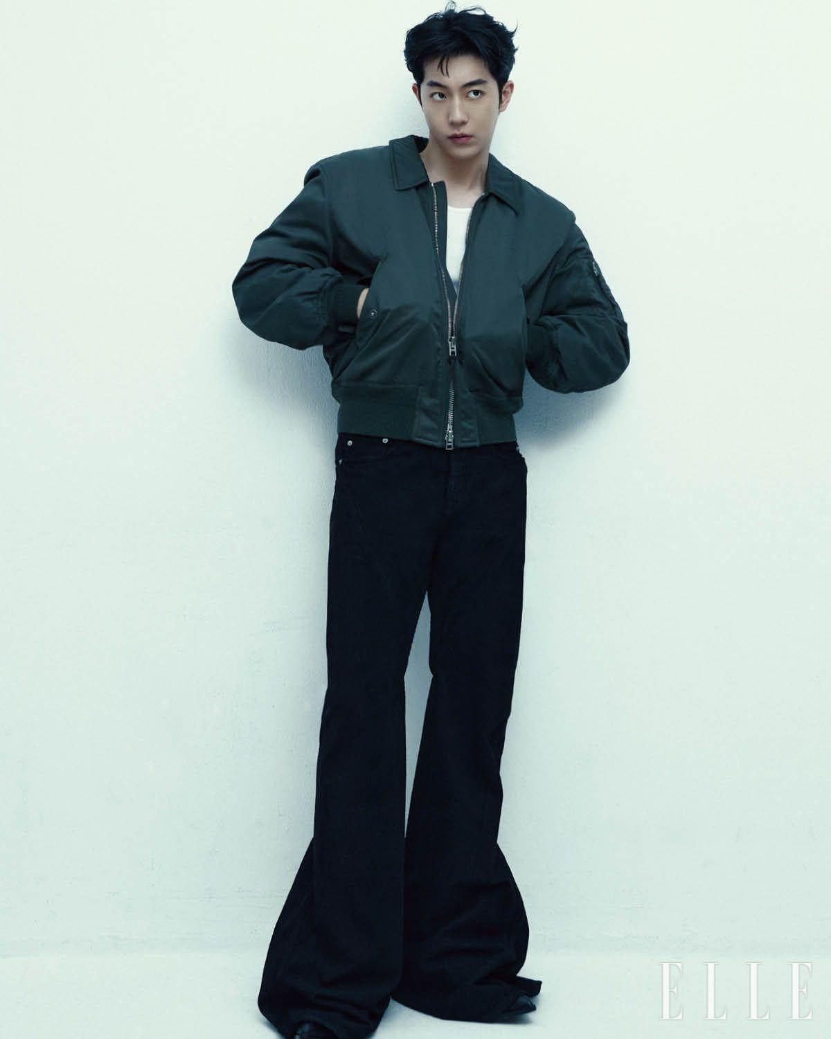 항공 점퍼는 Tom Ford. 블랙 첼시부츠는 Saint Laurent. 부츠 컷 팬츠는 스타일리스트 소장품.