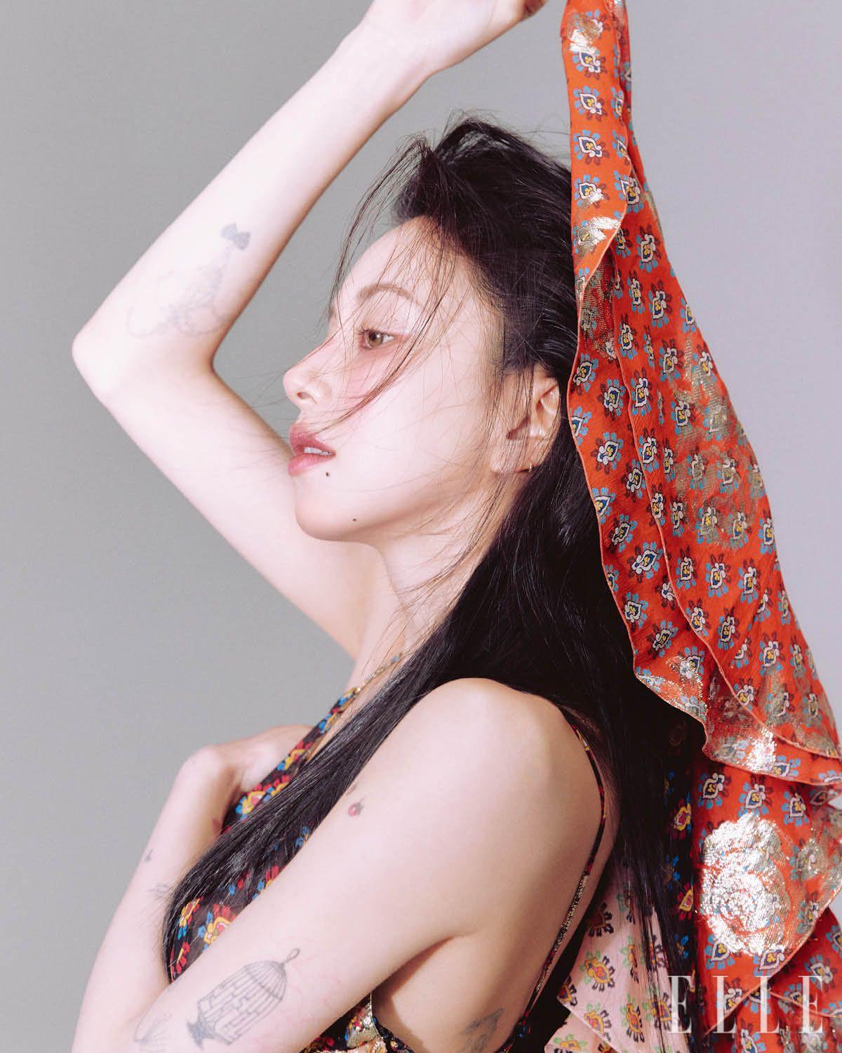 스터드 레더 재킷과 패턴 믹스 프릴 드레스, 웨지 힐 슈즈는 모두 Etro.