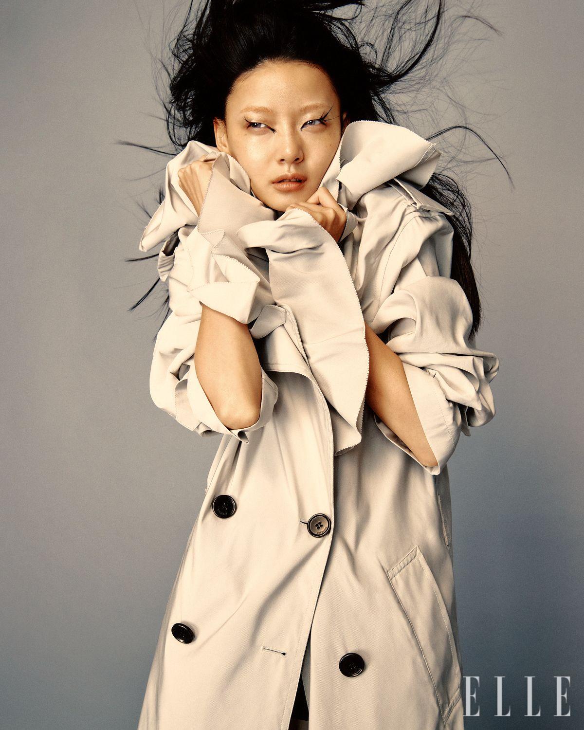 트렌치코트는 Burberry.