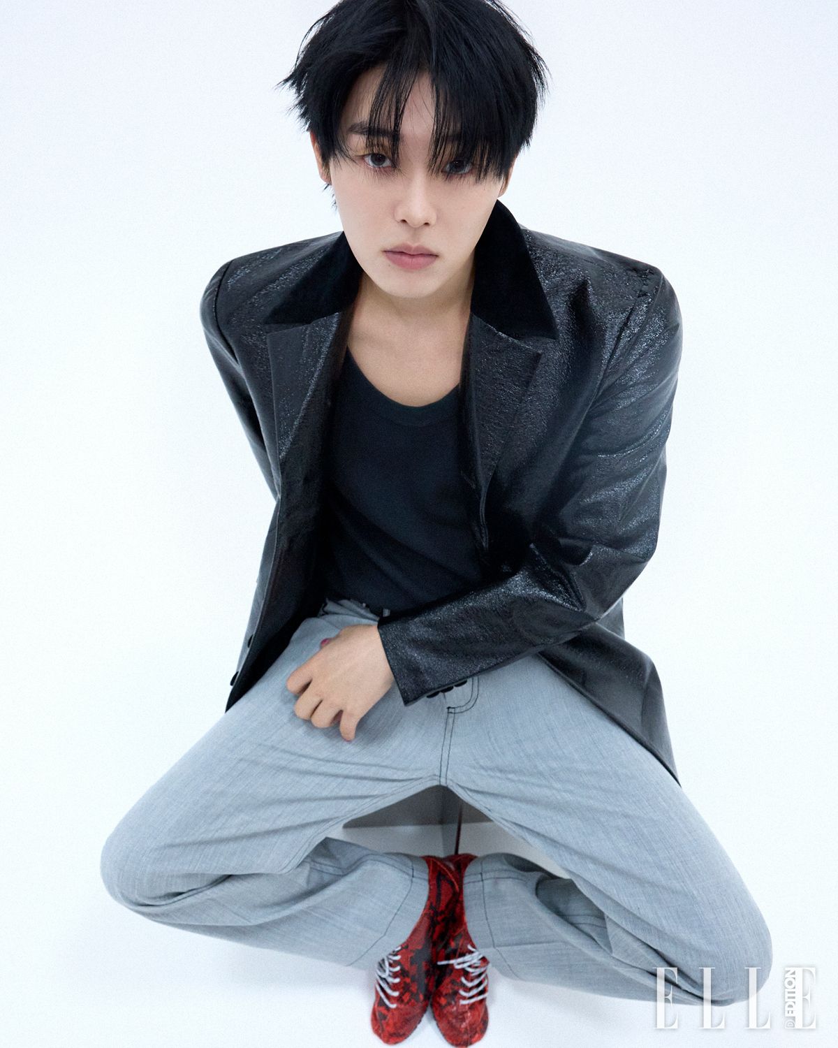 레더 코트와 스티치 디테일의 팬츠, 멕시코 66 스퀘어 레드 슈즈, 벨트는 모두 Onitsuka Tiger. 