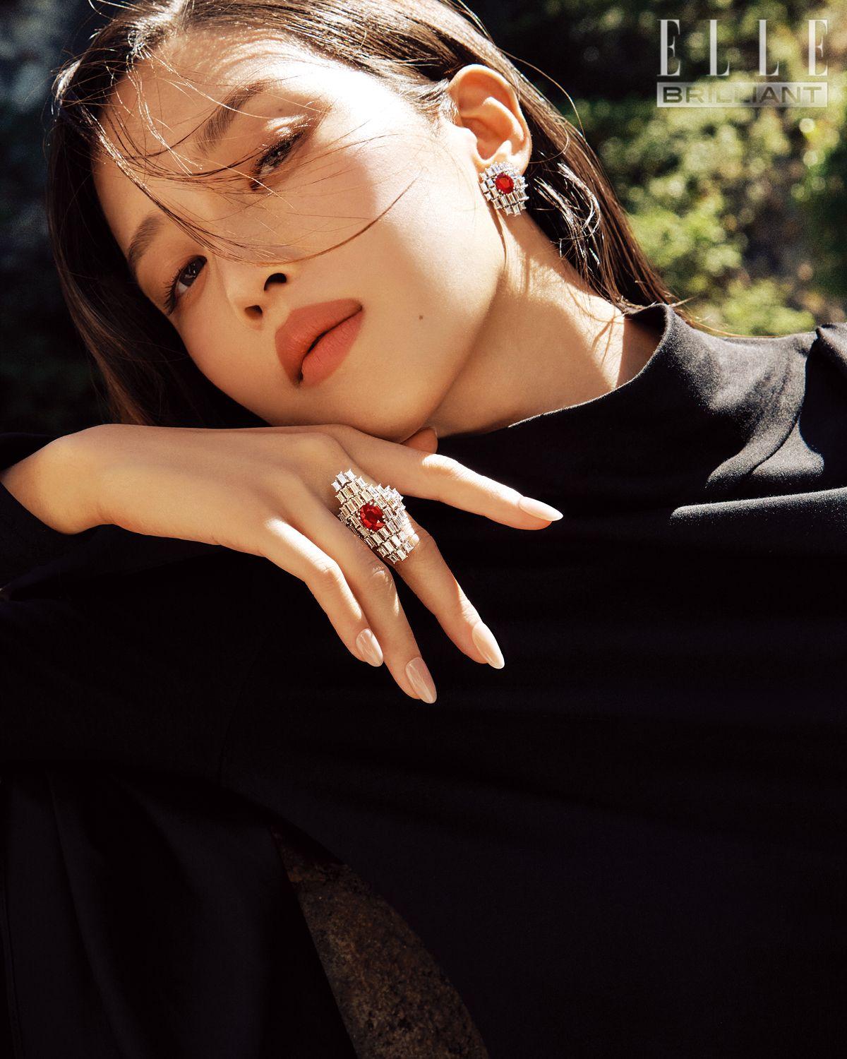 구스타프 클림트의 ‘키스 (The Kiss)’ 속에 등장하는 두 연인의 포옹에서 영감받은 ‘에스타시(Estasi)’. 입체적인 모자이크 기법을 통해 기하학적 구조미를 살렸다. 화이트골드에 루비를 세팅한 ‘에스타시(Estasi)’ 링과 이어링은 모두 Damiani. 블랙 드레스는 Rokh.