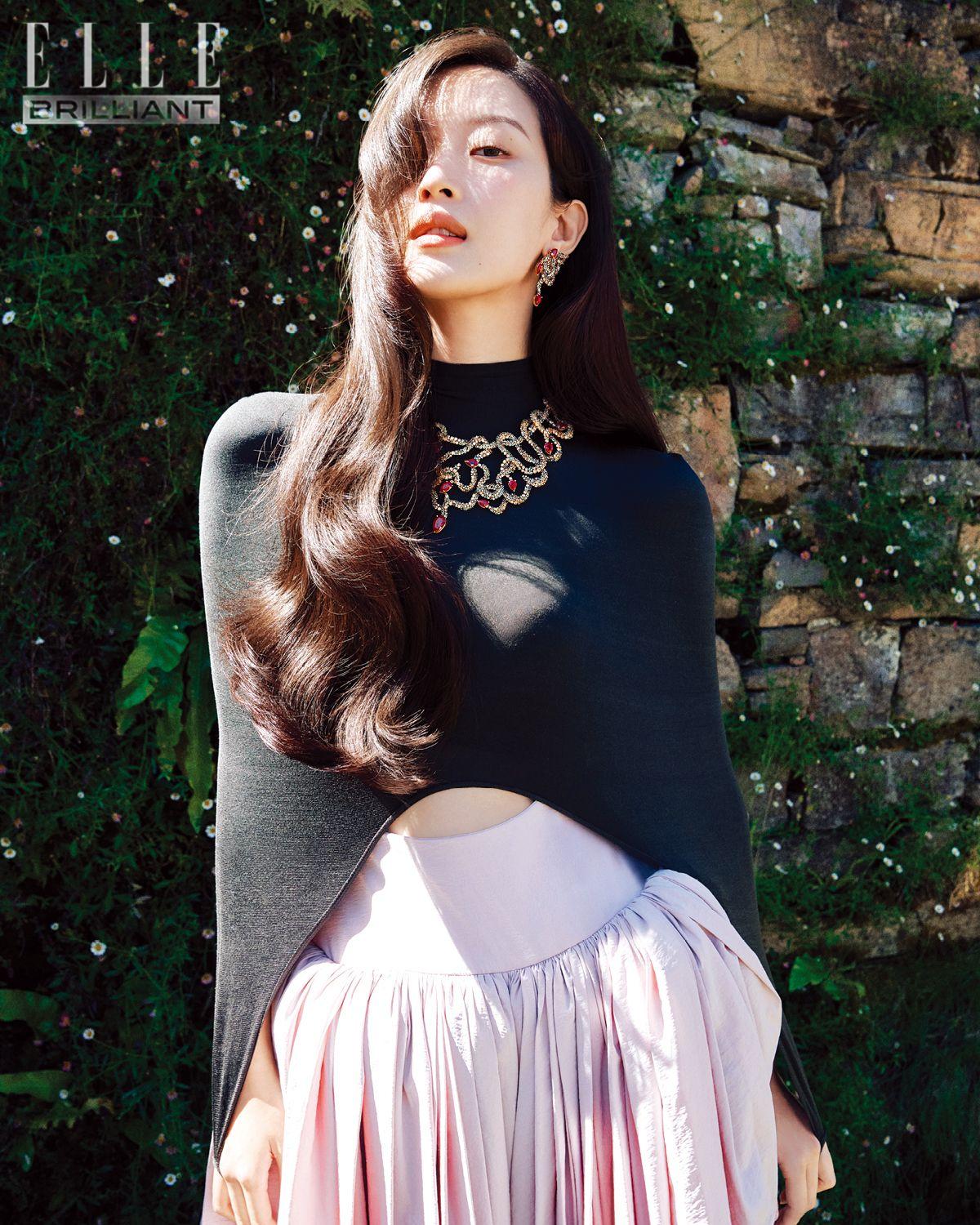 카라바조의 전설적인 명작 ‘메두사의 머리(Medusa)’를 감각적으로 재현해 시시각각 변하는 빛에 따라 카라바조 회화 특유의 명암 대비(키아로스쿠로)가 살아나는 ‘말리아(Malia)’. 구불구불하게 뒤엉킨 뱀의 형상 위로 루비를 포함한 진귀한 보석이 빛난다. 핑크골드에 다이아몬드, 알렉산드라이트, 루비를 세팅한 ‘말리아(Malia)’ 네크리스와 이어링은 모두 Damiani. 크롭트 톱과 페티코트 스커트는 모두 Alaïa. 