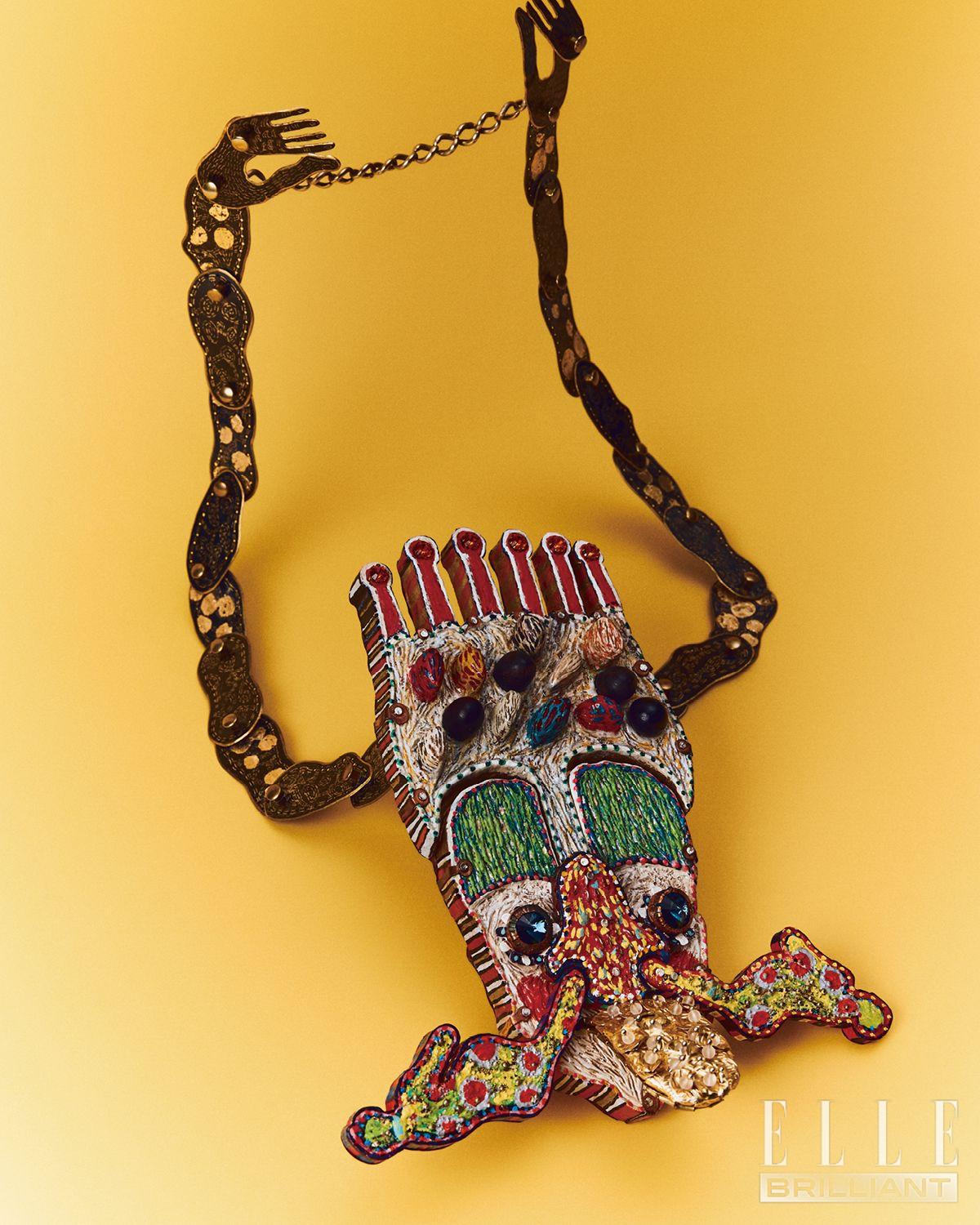 네크리스, ‘수염 부적(Amulet Beard)’, 나무와 황동, 스와로브스키 등의 소재를 결합해 완성한 네크리스. 자신의 콤플렉스로부터 스스로를 보호하고 상처를 안아주며 내면을 회복한다는 치유의 의미를 투영했다.