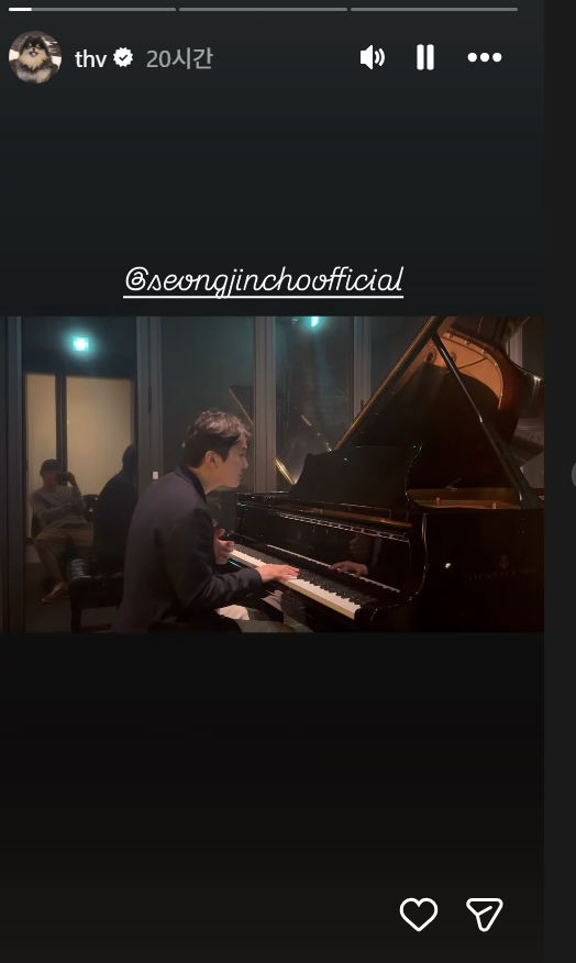피아노 연주에 나선 뷔와 조성진 