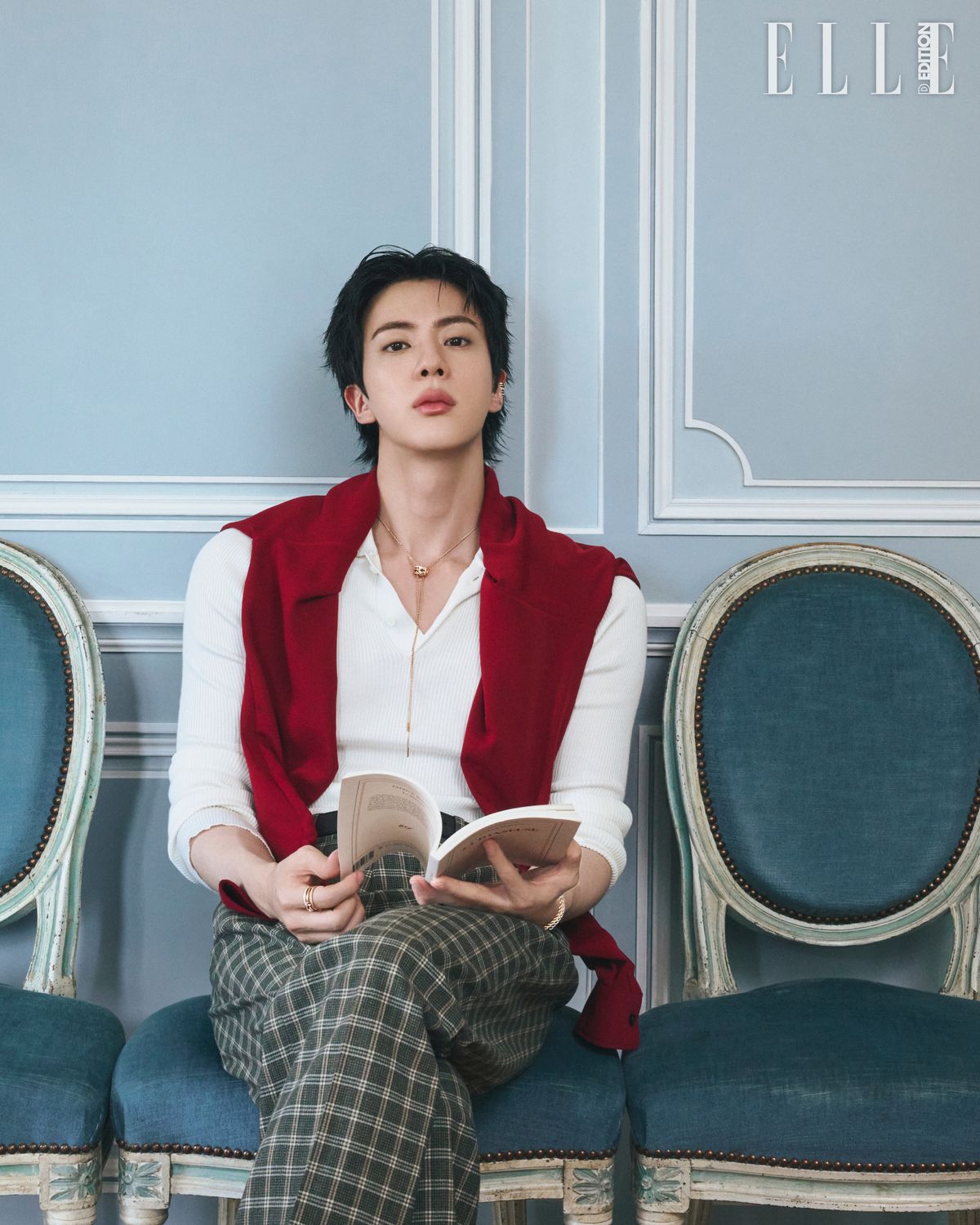 어깨에 걸친 셔츠와 팬츠, 벨트는 Amiri. 톱은 스타일리스트 소장품.