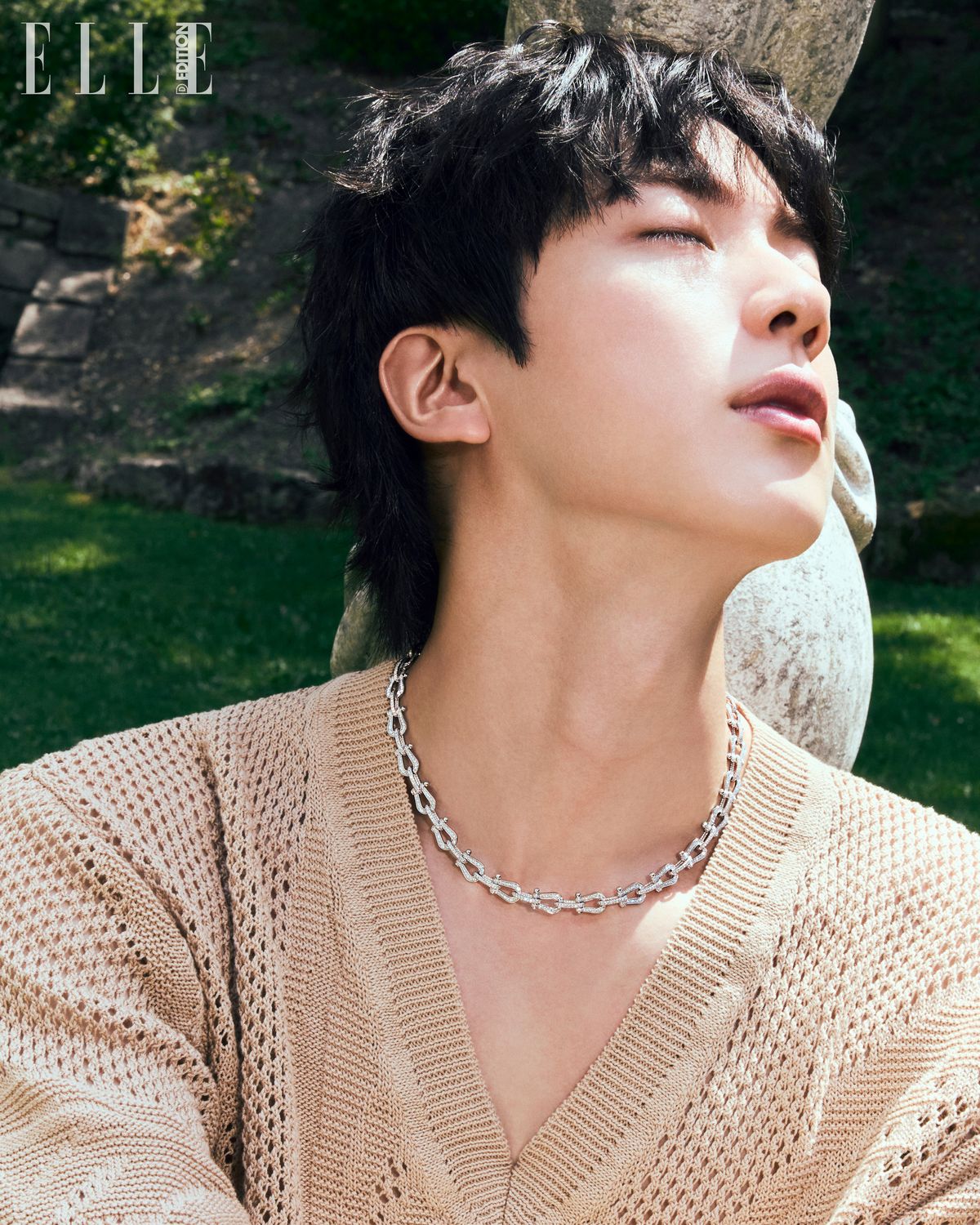 니트 톱은 스타일리스트 소장품.