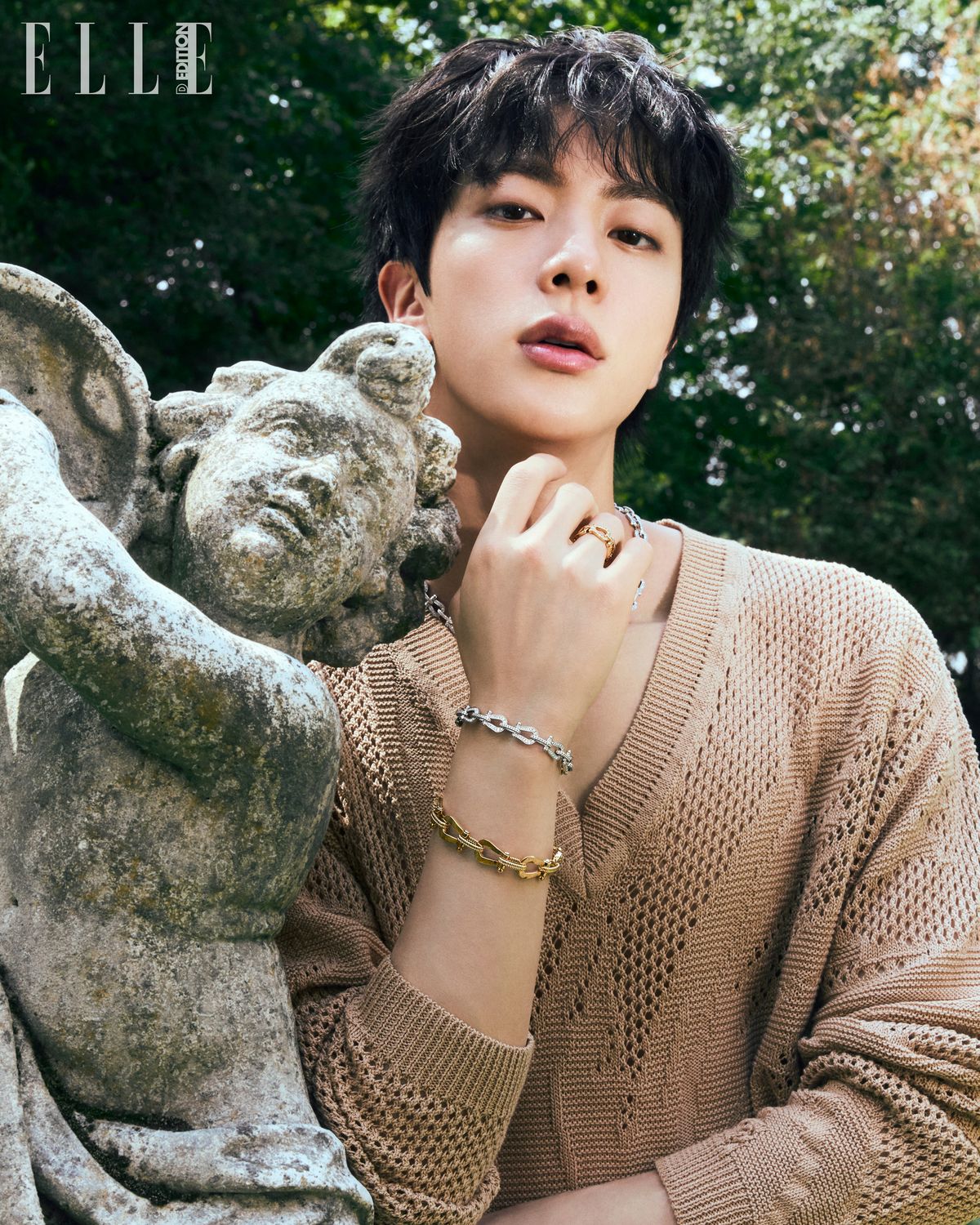 니트 톱은 스타일리스트 소장품.