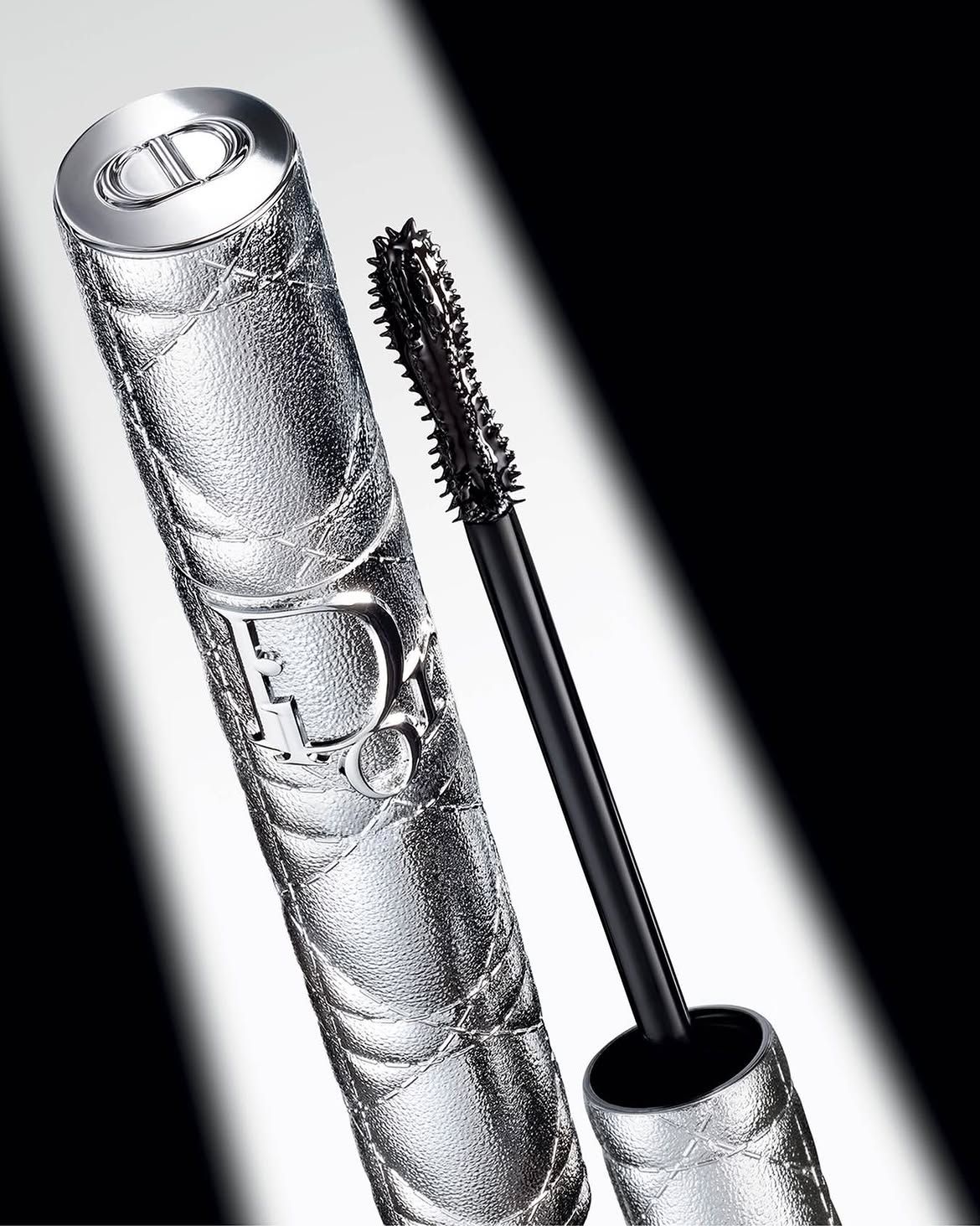 디올쇼 오버볼륨 워터프루프, 090 오버블랙, 6만5천원, Dior Beauty.