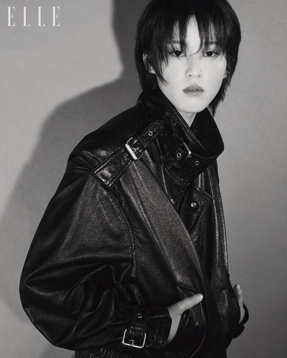 오버사이즈 바이커 재킷은 Celine. 이어 커프는 Portrait Report.