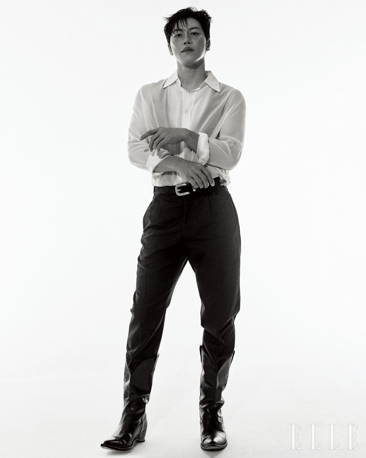 화이트 시스루 셔츠와 블랙 팬츠, 웨스턴 부츠는 모두 Maison Margiela. 벨트는 H&M Atelier.