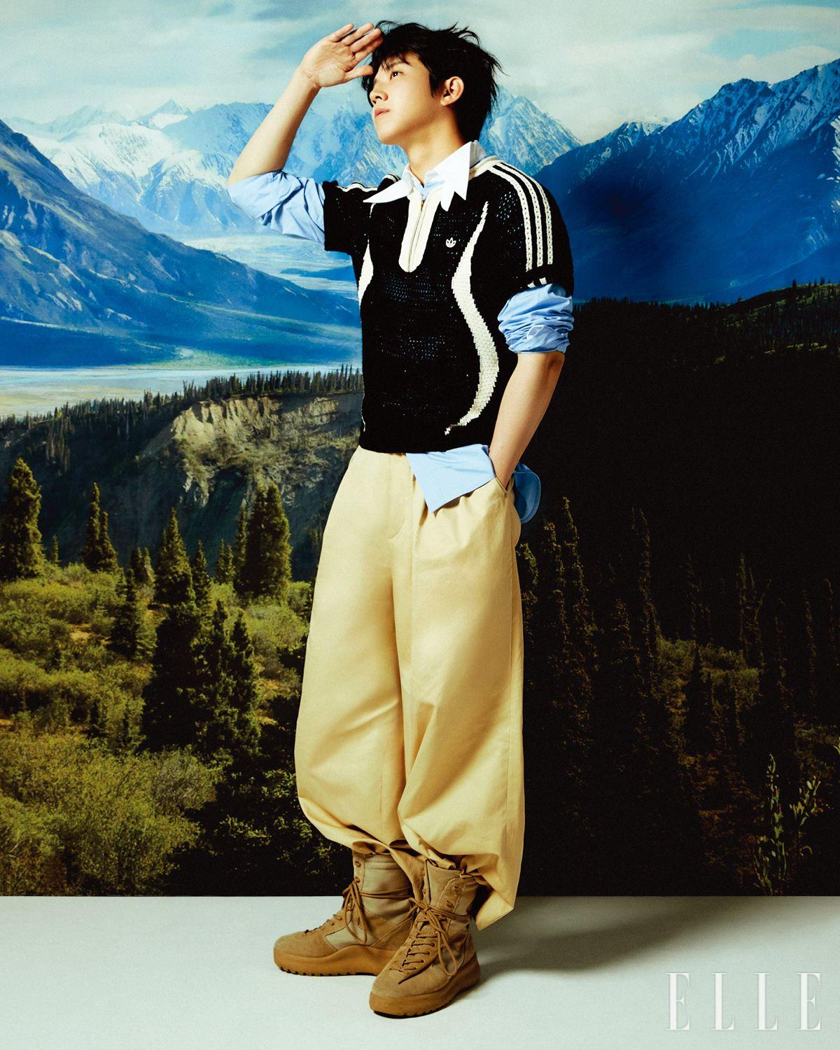 도운이 입은 니트 톱은 Adidas Originals. 셔츠는 Masu by Mue. 팬츠와 부츠는 모두 스타일리스트 소장품.