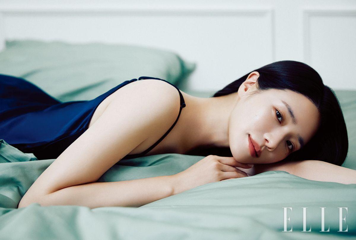 새로운 도전에 뛰어들려면 무엇보다 ‘온전한 휴식’이 필수다. 약 1년간 재충전의 시간을 보낸 후 다시 새로운 촬영을 앞두고 카메라 앞에 선 박규영은 어느 때보다 충만하다. 자신을 다독이며 에너지를 채우는 그녀의 웰니스 철학은 라 메르 나이트 스킨케어 리추얼과 완벽하게 맞닿아 있다. 라 메르의 ‘리쥬비네이팅 나이트 크림’ 역시 브랜드의 핵심 성분인 미라클 브로스™를 풍부하게 담고 있다. 이 특별한 성분은 수면 시간 동안 피부 깊숙이 작용해 스스로 개선될 수 있는 에너지를 불어넣으며, 푹 자고 깨어난 듯 피부를 최상의 컨디션으로 이끈다. 내면의 완전한 쉼이 피부로 드러난 듯, 더없이 찬란하게 빛나는 박규영과 라 메르의 완벽한 조우.
