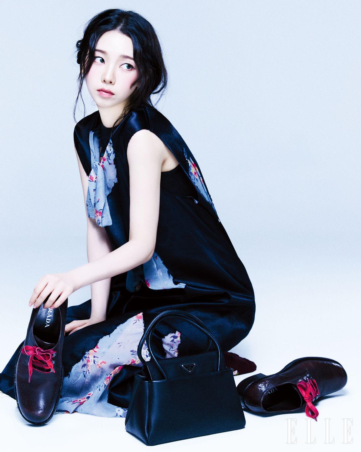 데보레 새틴 드레스, 리나일론 플랩 디테일의 스몰 레더 백, 빈티지한 레이스업 슈즈는 모두 Prada.