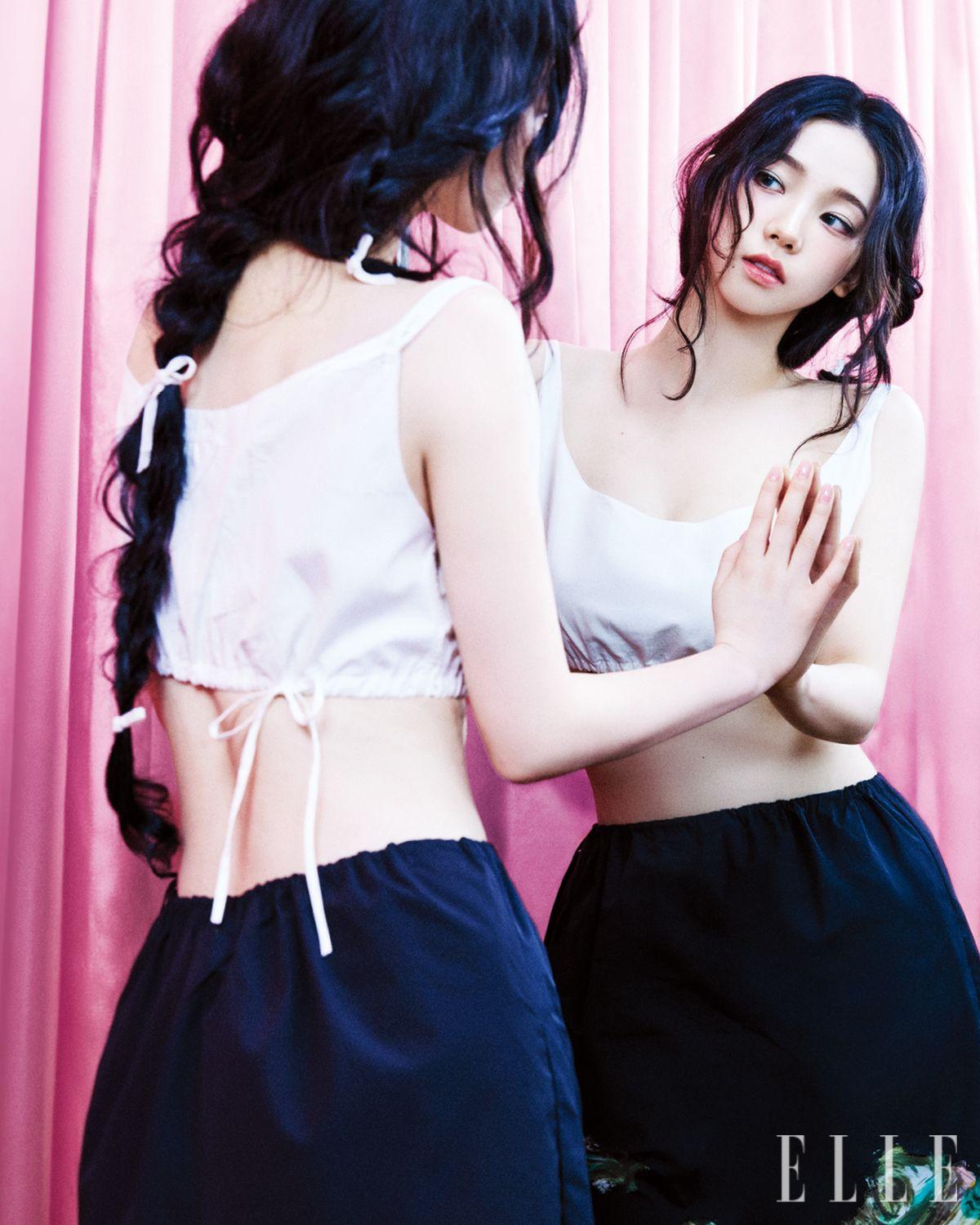 포플린 톱과 스커트는 모두 Prada.