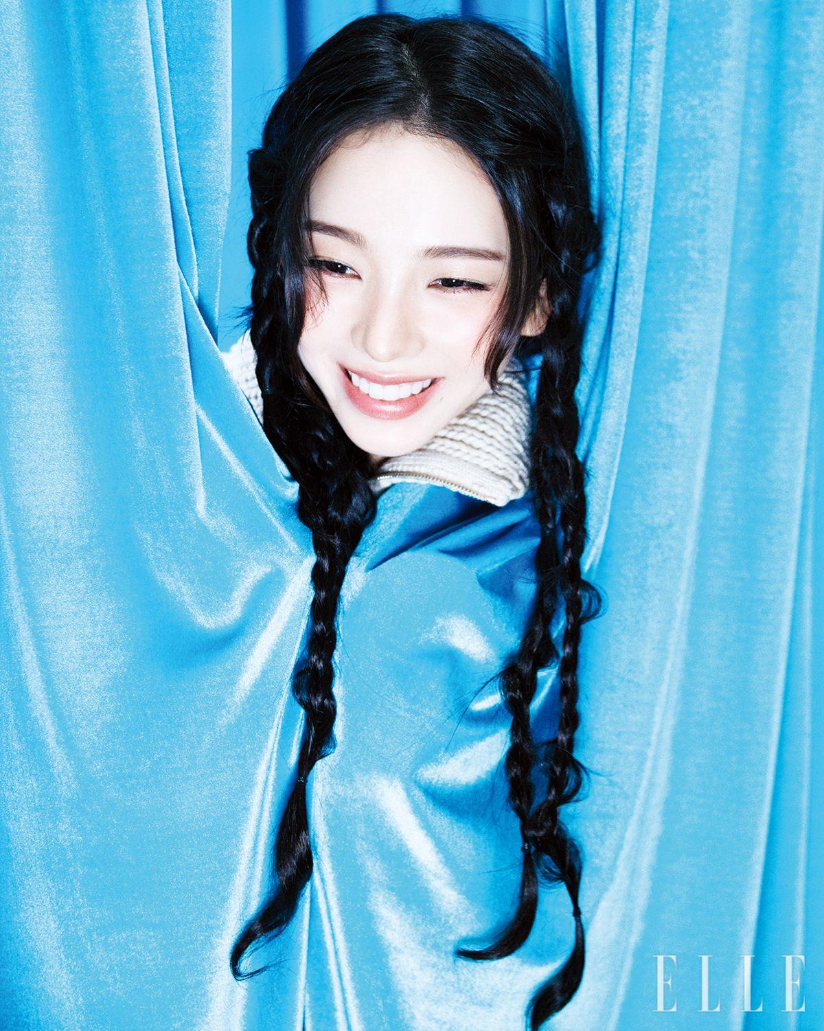 집업 카디건은 Prada.