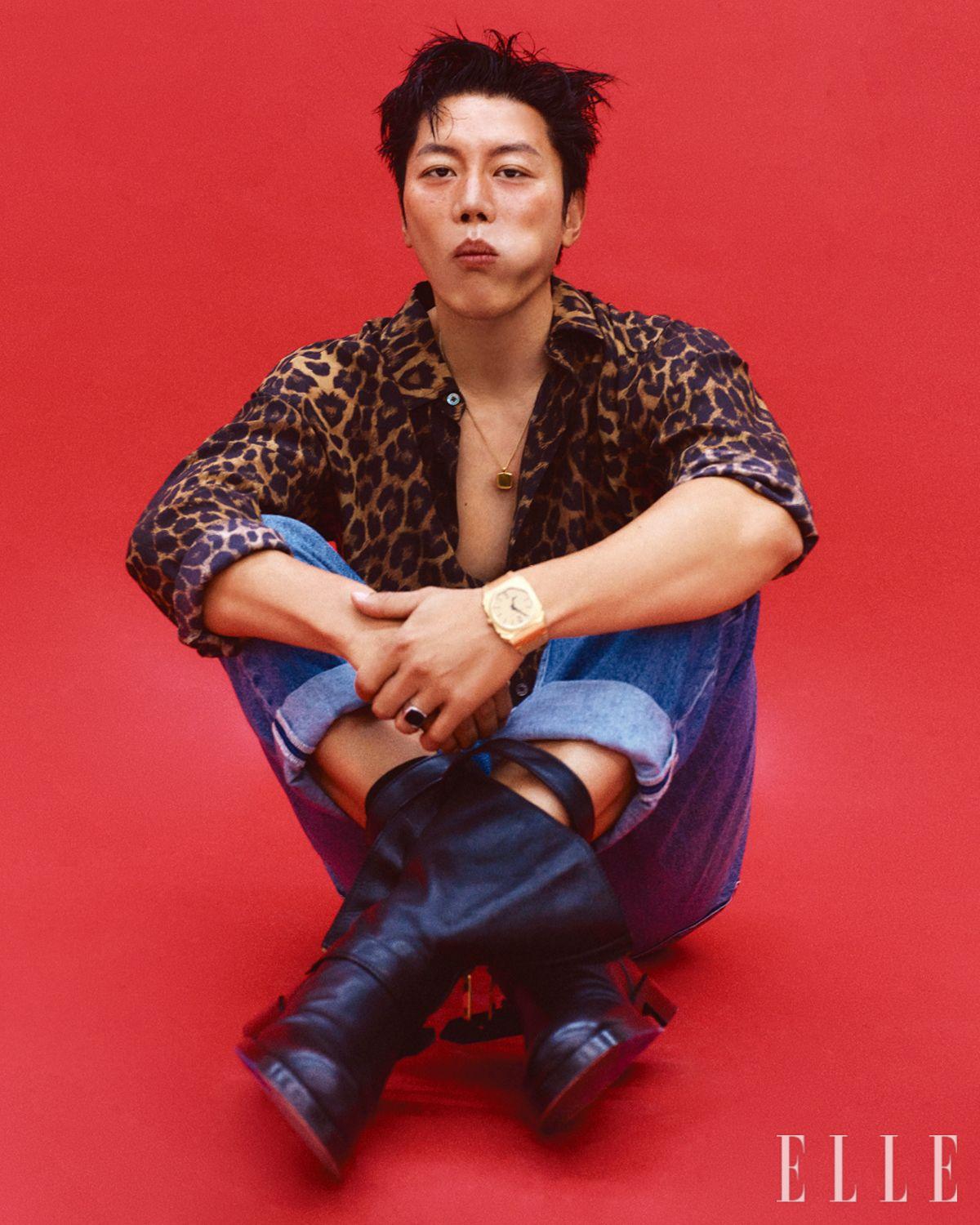 레오퍼드 실크 셔츠는 Tom Ford. 데님 팬츠는 Cos. 골드 워치는 Bvlgari. 네크리스와 링은 모두 Tom Wood. 부츠는 Burberry.